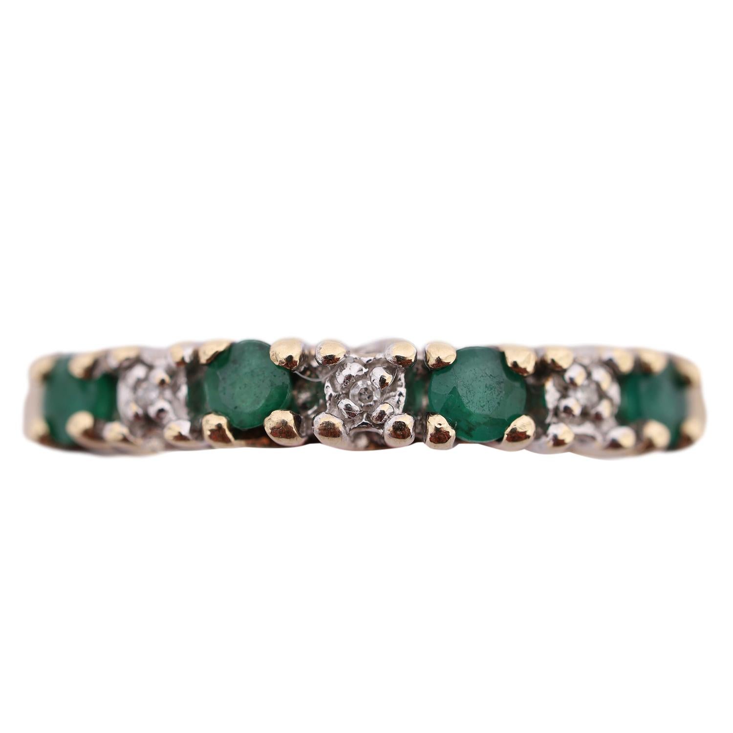 Kuratiert von The Lady Bag Ladies 

10Kt Gelbgold Natürlicher Smaragd und Diamant Stacking Ring.

Der Ring besteht aus insgesamt 4 Smaragden und 3 Diamanten, die alle rund geschliffen und mit Zacken besetzt sind. Die Diamanten sind jeweils etwa 8 mm