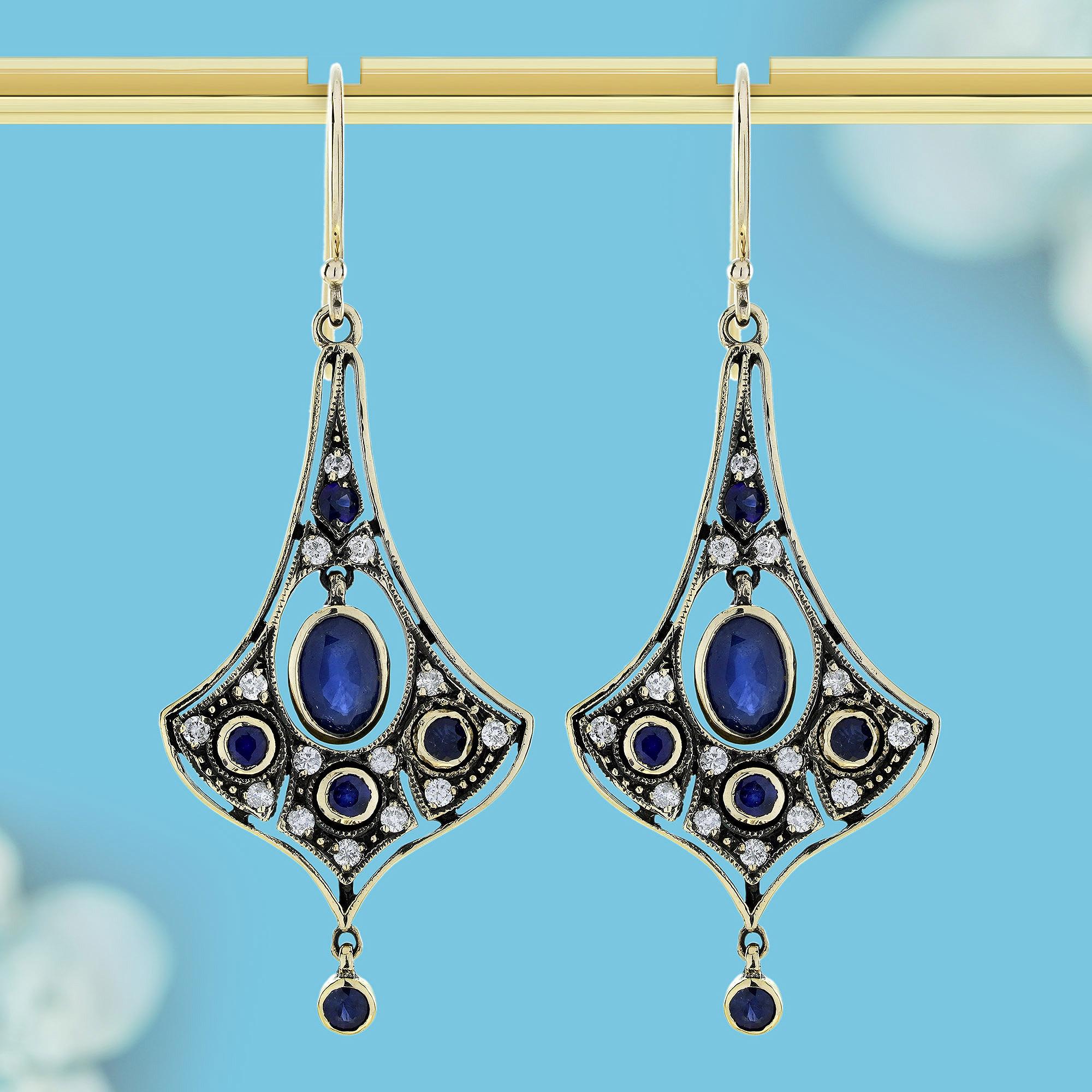 Al centro, un elegante zaffiro di forma ovale occupa i riflettori, accentuato da uno zaffiro più piccolo sopra e tre sotto per aggiungere profondità e simmetria. Diamanti scintillanti circondano con grazia il centrotavola, catturando l'audace