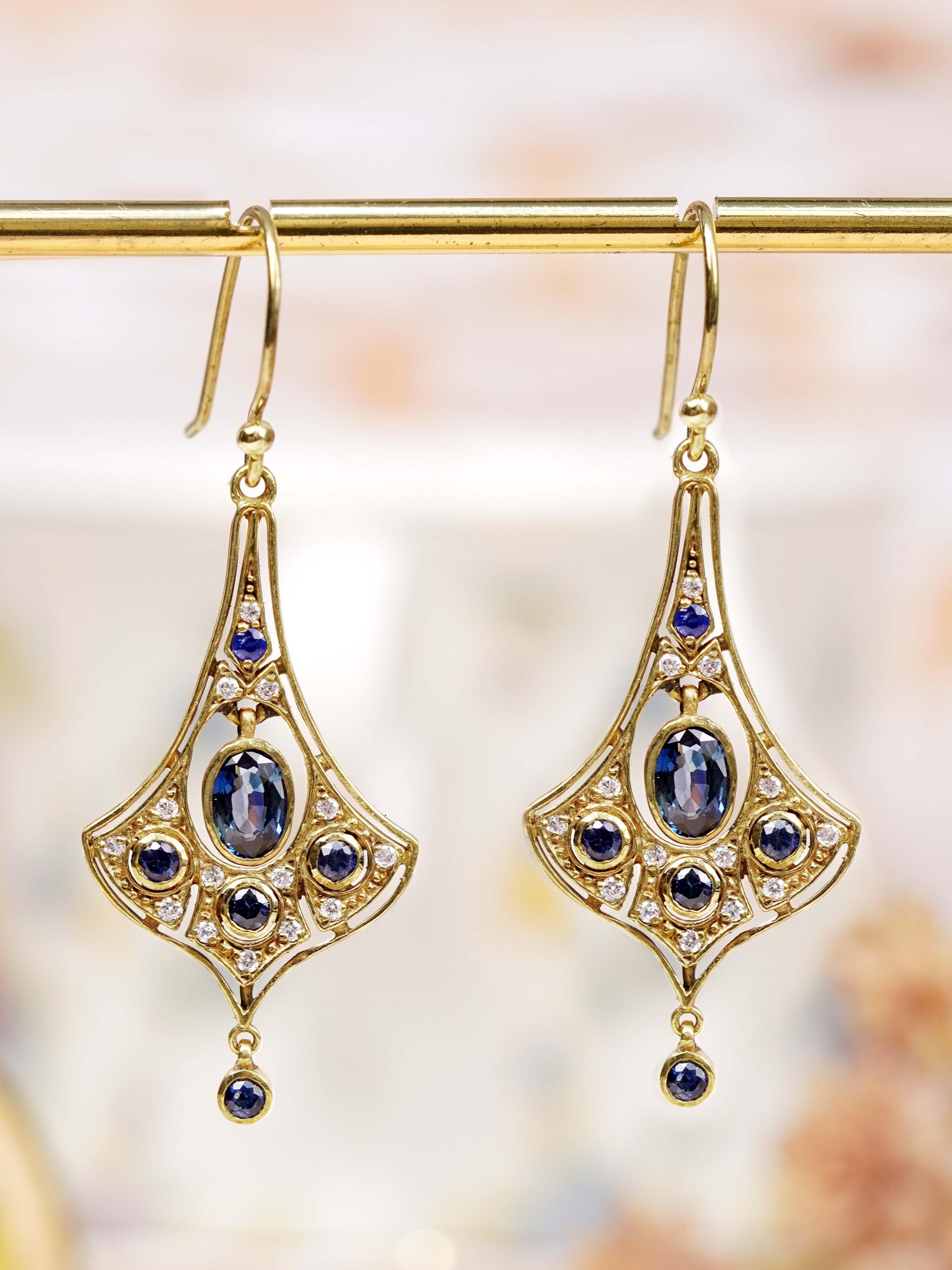 Donna Orecchini pendenti in oro giallo 10K con zaffiro naturale e diamanti in stile Art Deco in vendita