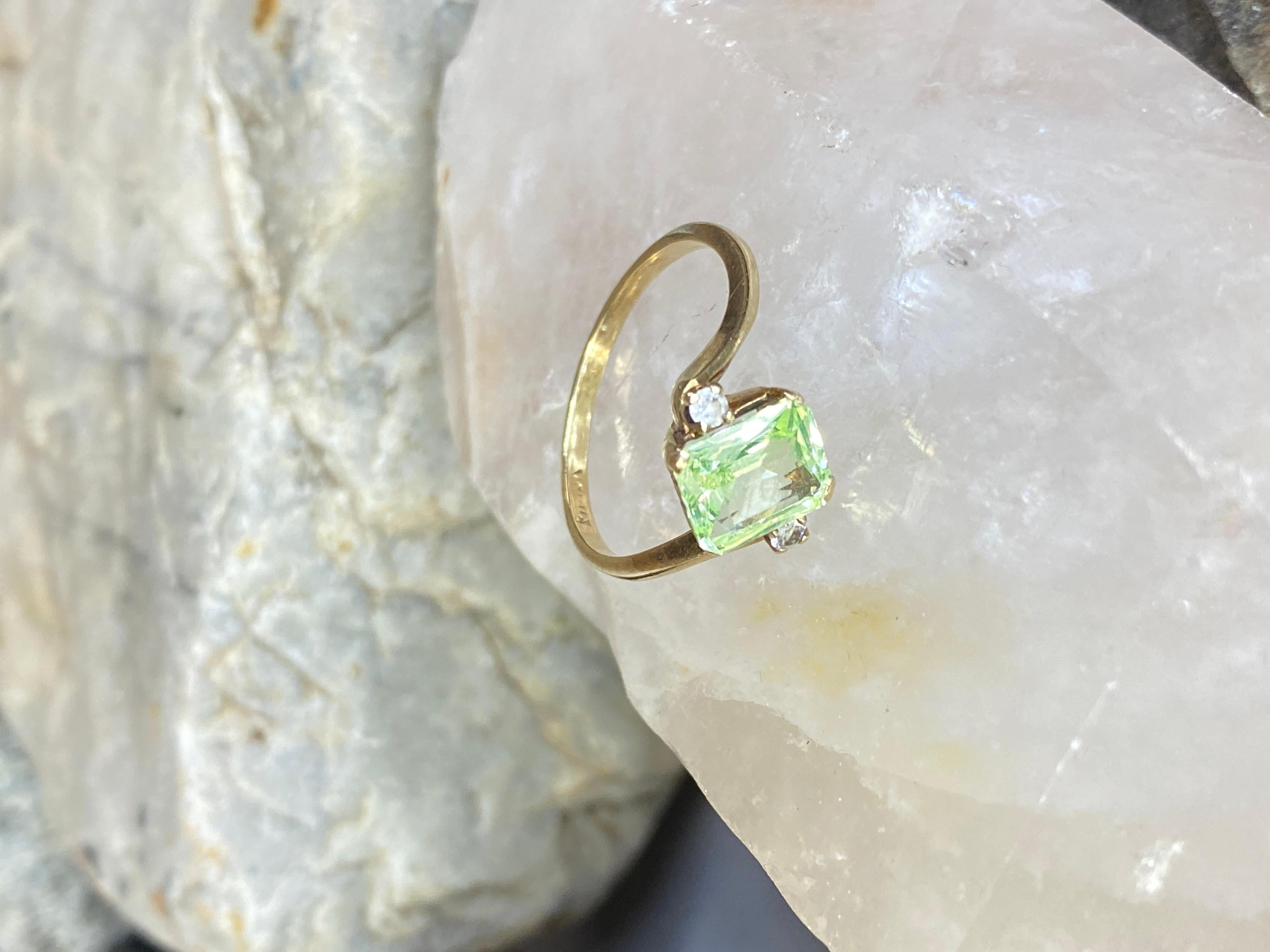 10K Yellow Gold Old Fashioned Emerald Cut Green Beryl Solitaire Ring Size 8.25 6