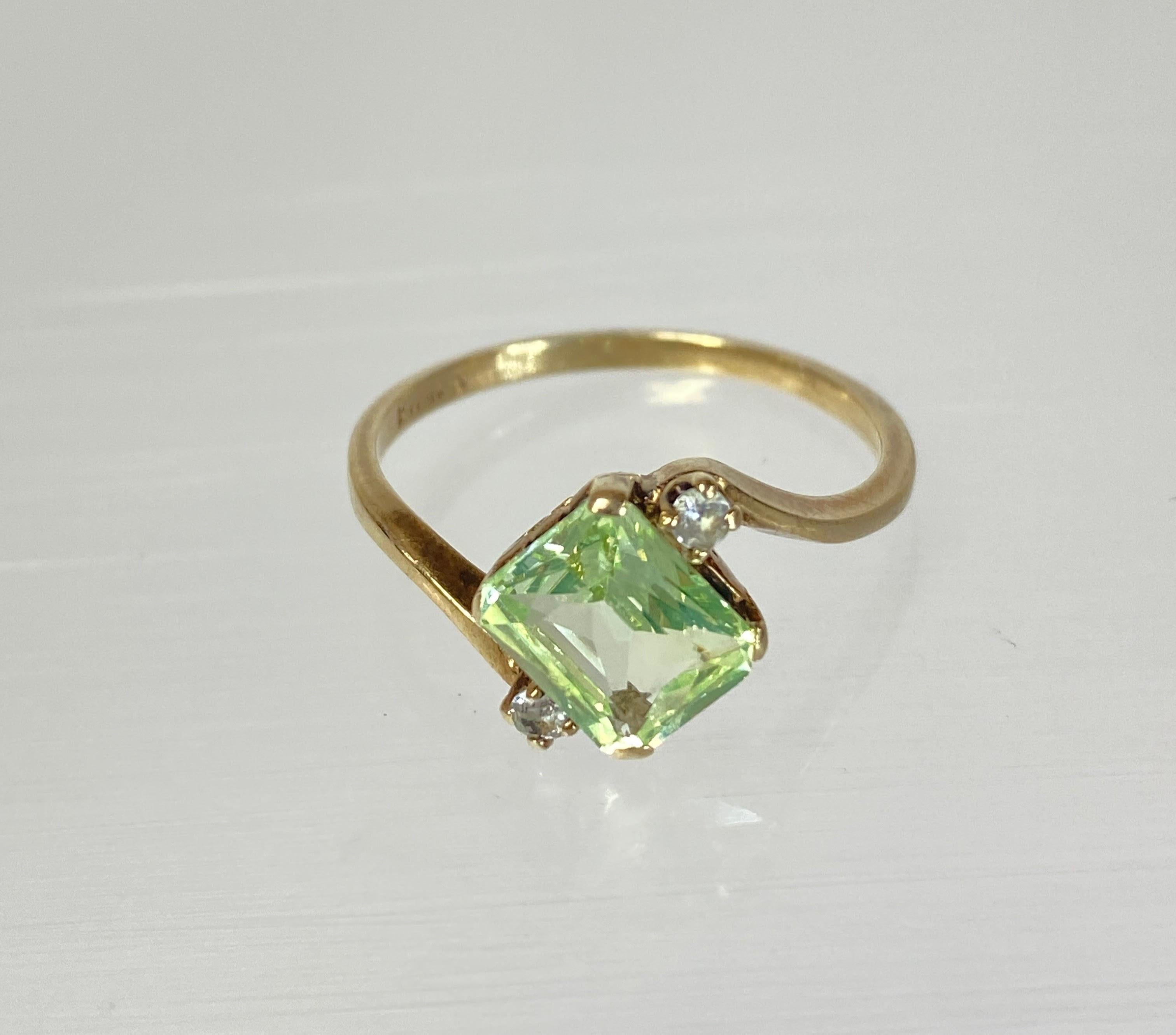 Modern 10K Yellow Gold Old Fashioned Emerald Cut Green Beryl Solitaire Ring Size 8.25