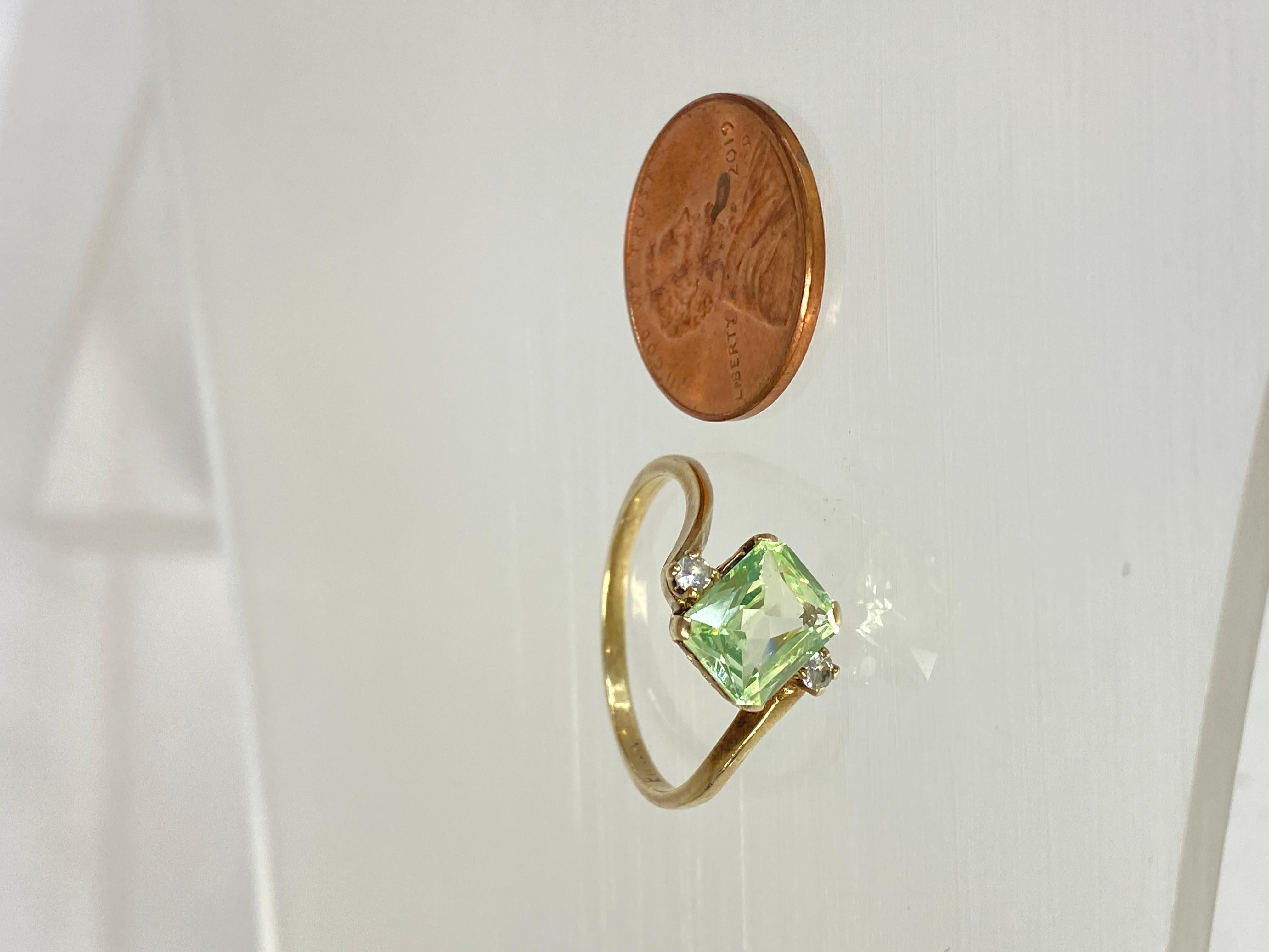 10K Yellow Gold Old Fashioned Emerald Cut Green Beryl Solitaire Ring Size 8.25 In Good Condition In San Jacinto, CA