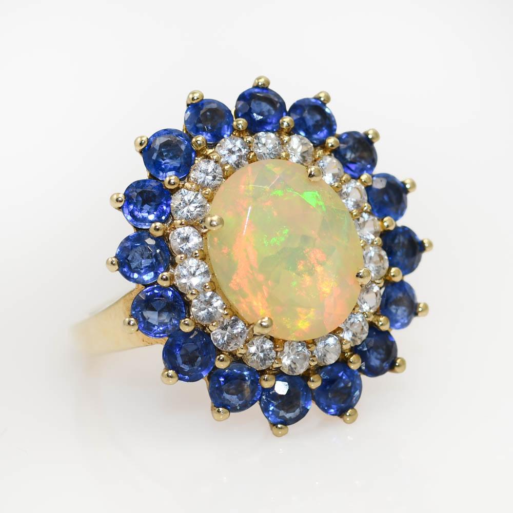 Damenring mit Opal und Edelstein in einer Fassung aus 10 Karat Gelbgold.
Testet 10k mit einem elektronischen Prüfgerät.
Das Bruttogewicht des Rings beträgt 4,3 Gramm.
Der äthiopische Opal ist facettiert und misst 11 x 9 x 6,5 mm.
Ungefähr 2,70