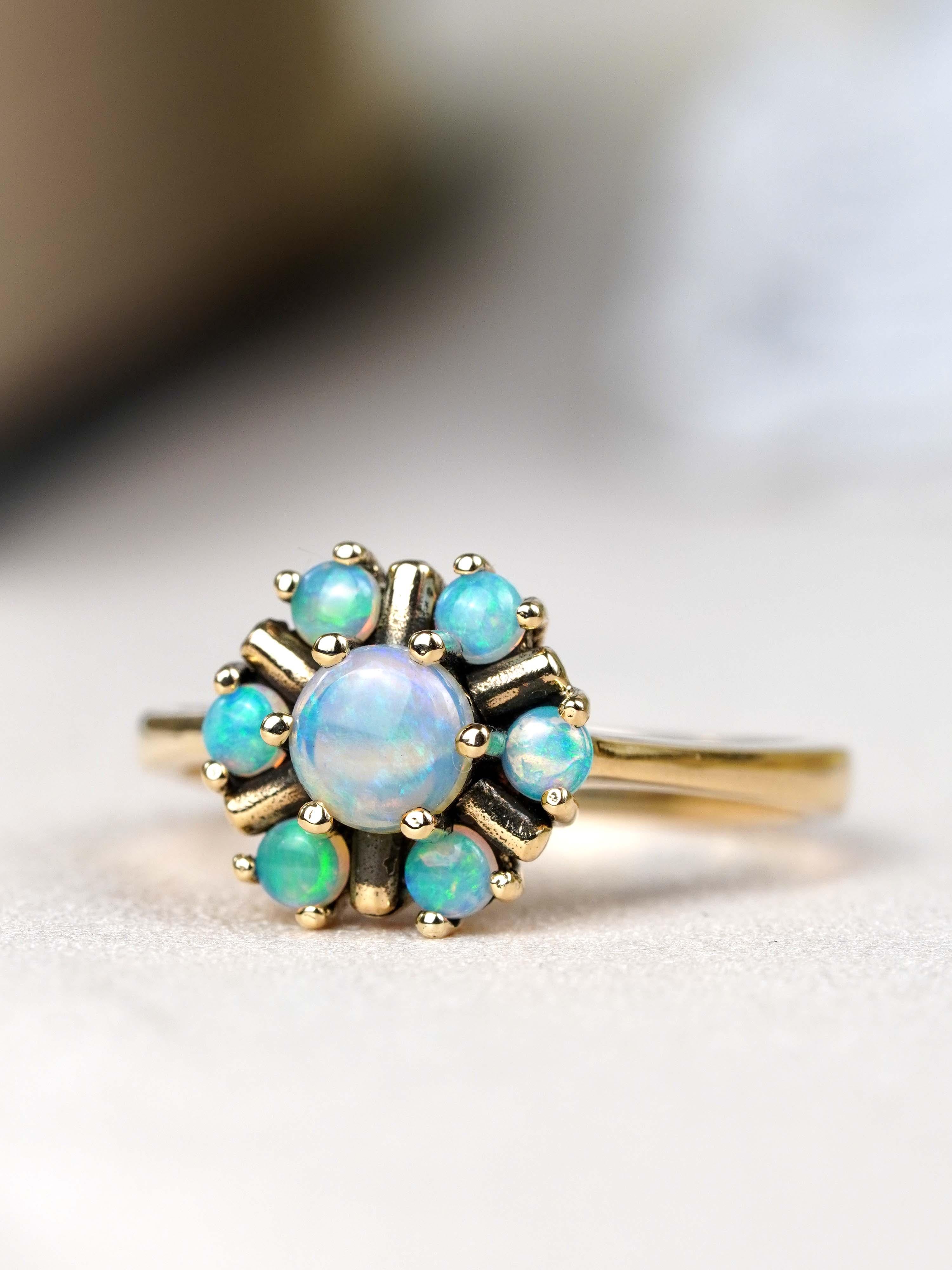 10K Yellow Gold Opal Vintage Style Cluster Floral Ring im Angebot 2