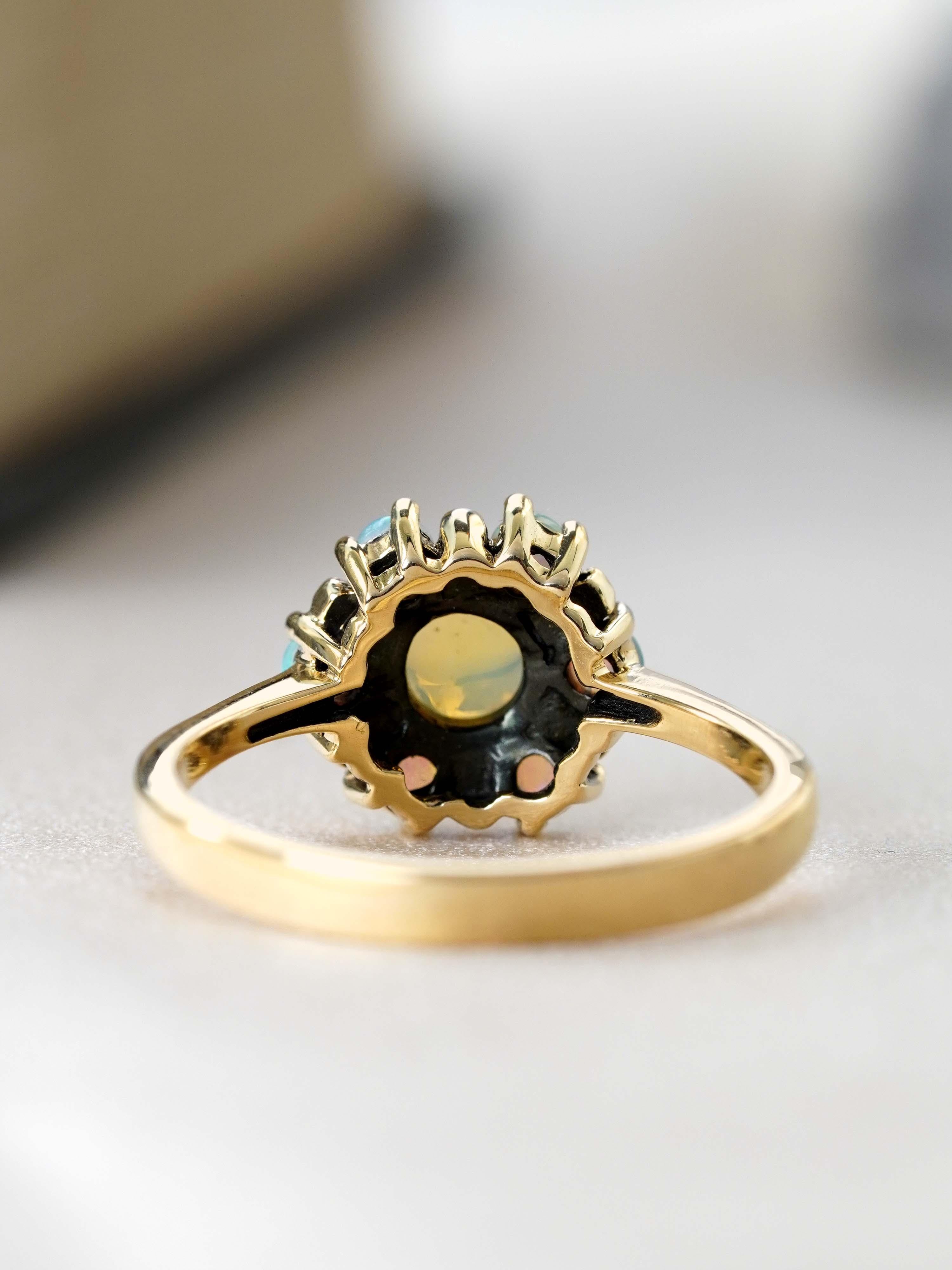 10K Yellow Gold Opal Vintage Style Cluster Floral Ring im Angebot 3