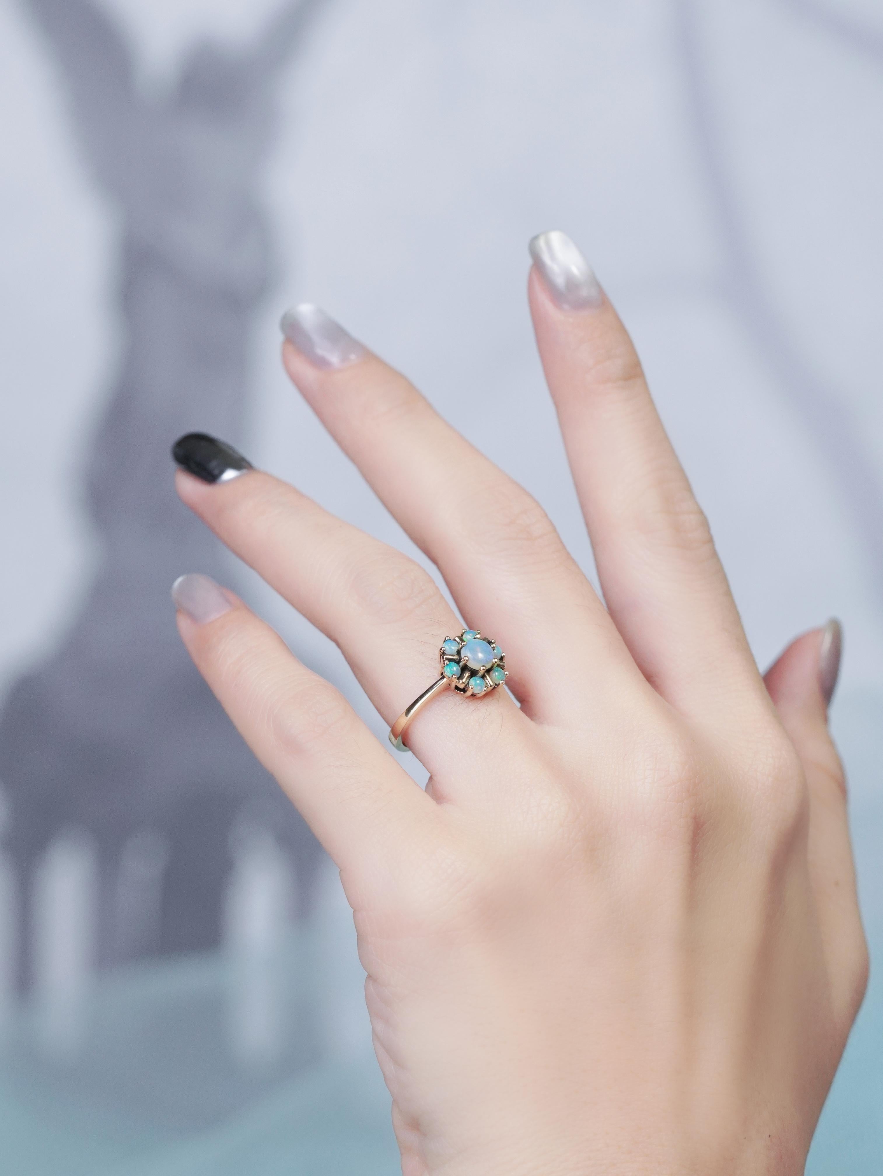 10K Yellow Gold Opal Vintage Style Cluster Floral Ring im Angebot 4