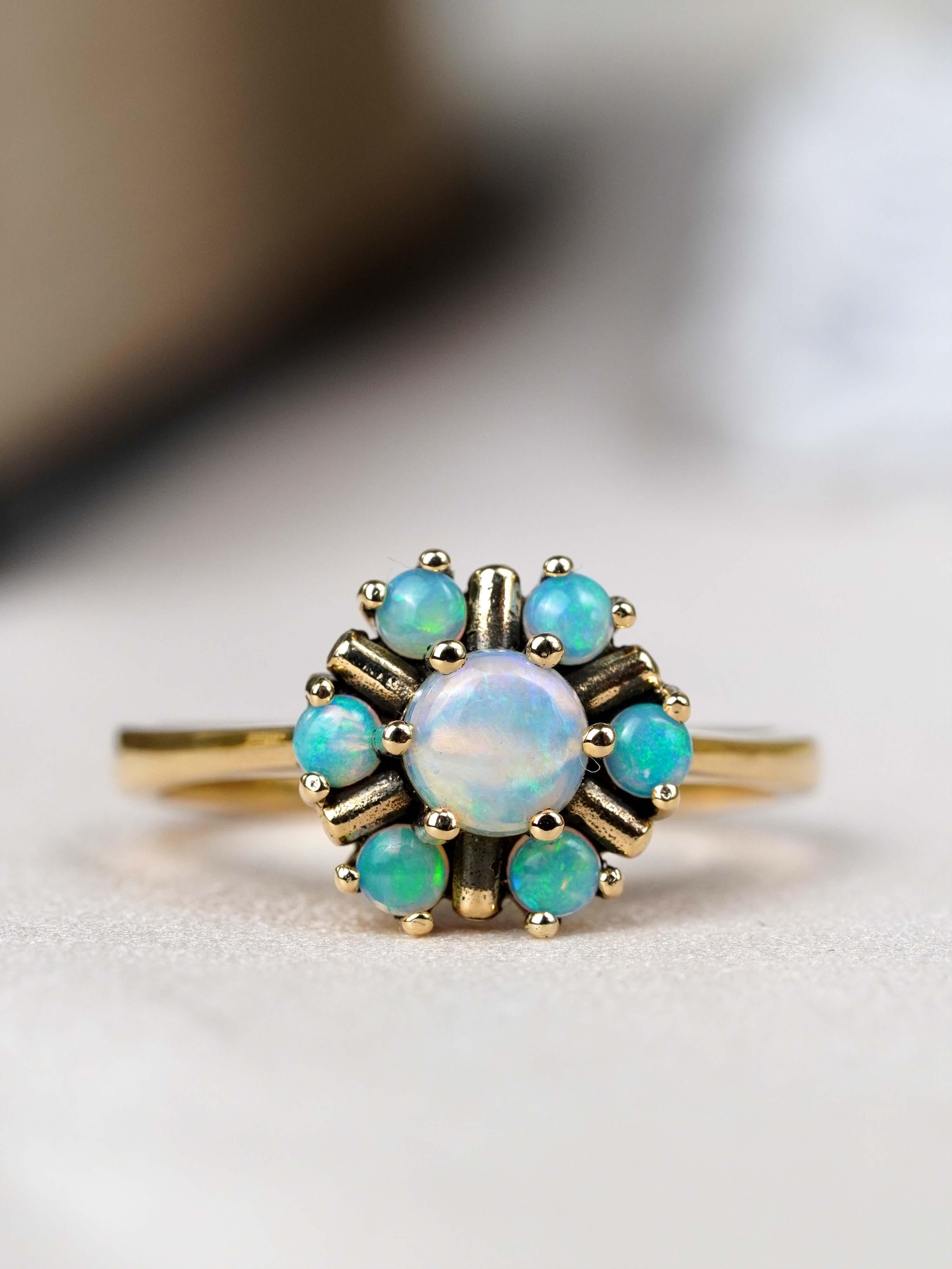 10K Yellow Gold Opal Vintage Style Cluster Floral Ring im Angebot 1