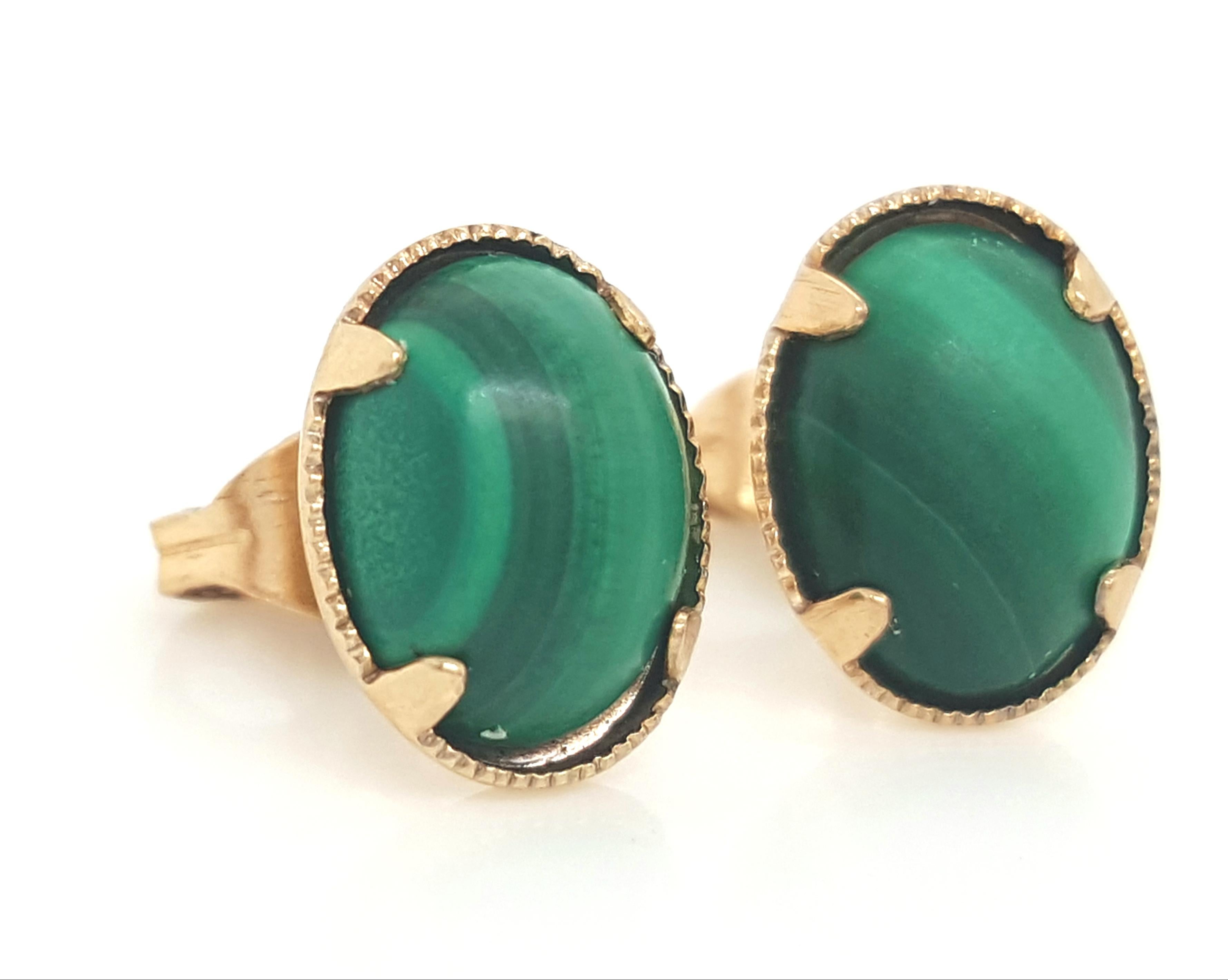 Clous d'oreilles en or jaune 10 carats avec cabochon ovale en malachite en vente 2