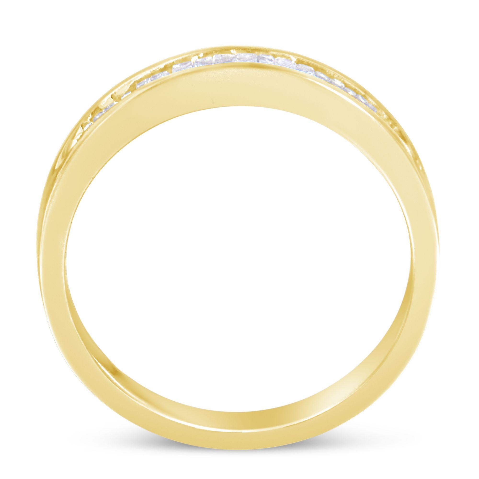 Dieser elegante und unaufdringliche Diamantring mit 17 glatten Steinen im Baguetteschliff wird Ihre Liebste an Ihrem besonderen Tag glücklich machen. Die Diamanten haben ein Gesamtgewicht von 1/5 Karat und sind von Kante zu Kante so gefasst, dass