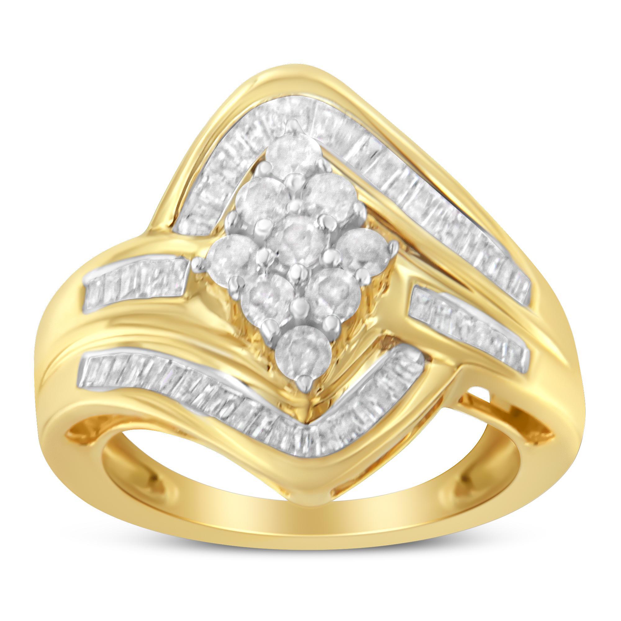 Anillo de oro amarillo de 10 quilates sobre plata de ley de 0,925 con racimo de diamantes de 1 quilate Corte redondo en venta