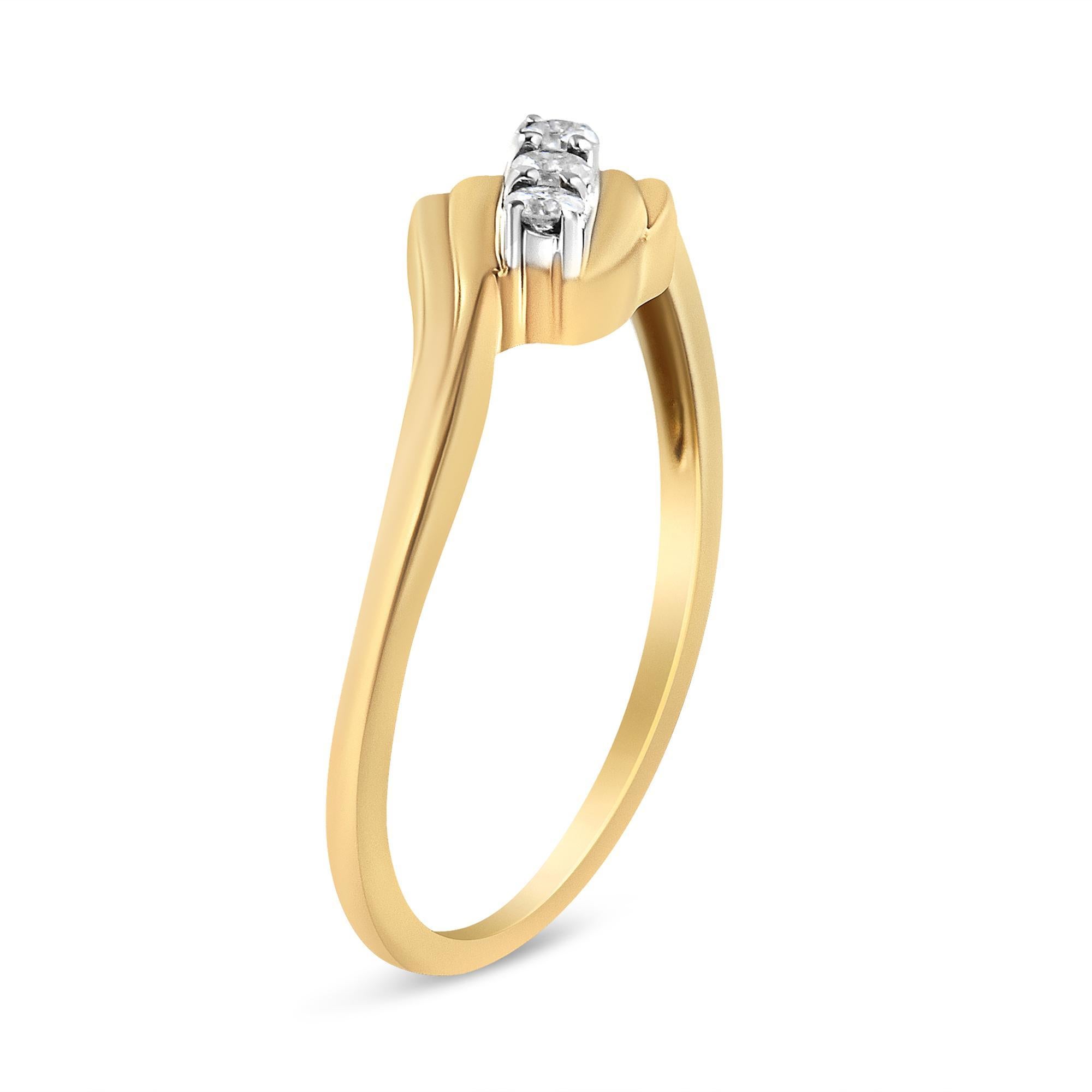 10K Gelbgold über Silber 1/10 Ct Diamant 3-Stein Bypass Mode Cocktail Ring (Rundschliff) im Angebot