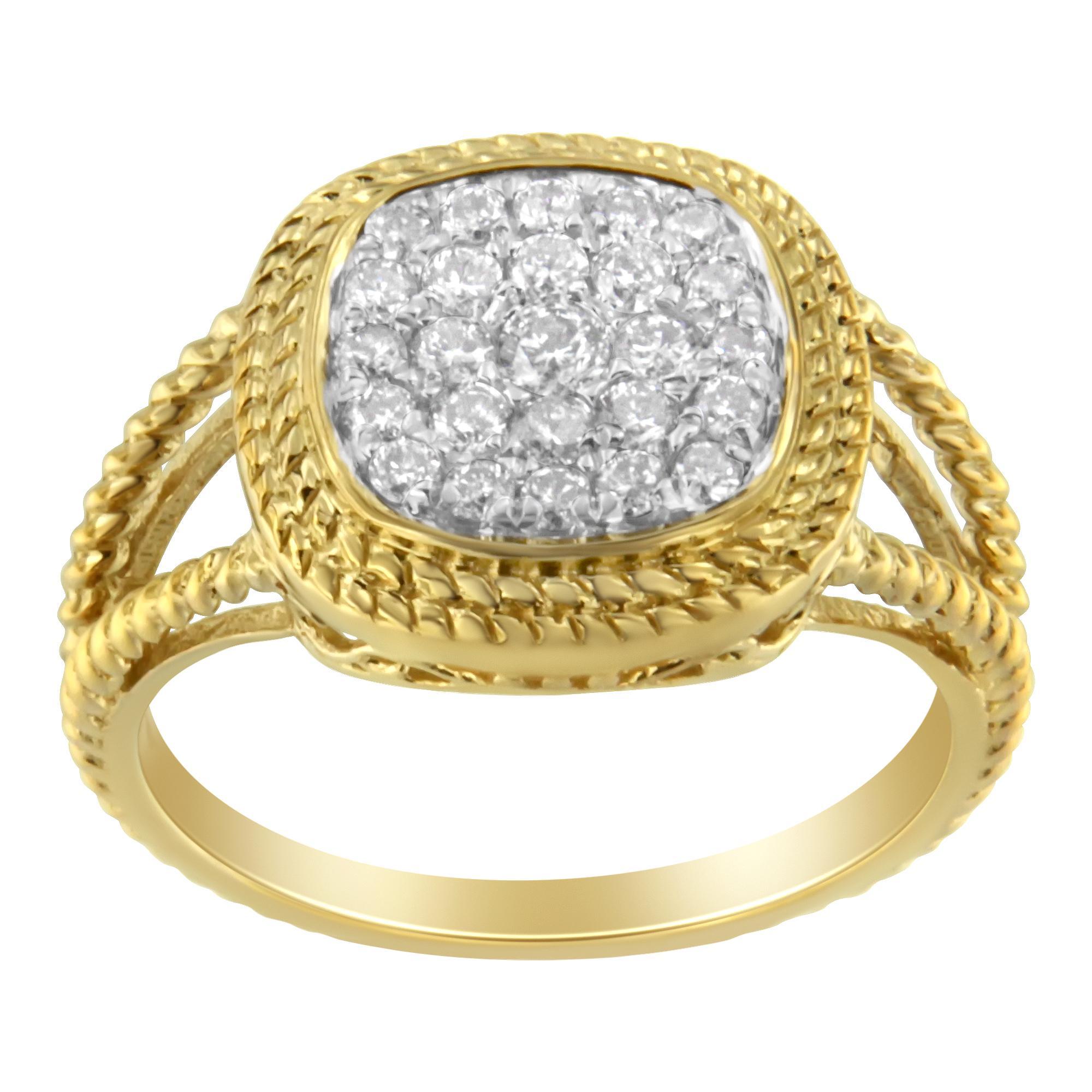 Dieser elegante und zeitlose Cocktailring aus 10 Karat Gelbgold und 92,5 % Sterlingsilber besteht aus 0,5 Karat Diamanten mit 25 einzelnen Steinen. Der modische Ring besteht aus einer quadratischen, kissenförmigen Ansammlung runder Diamanten, wobei