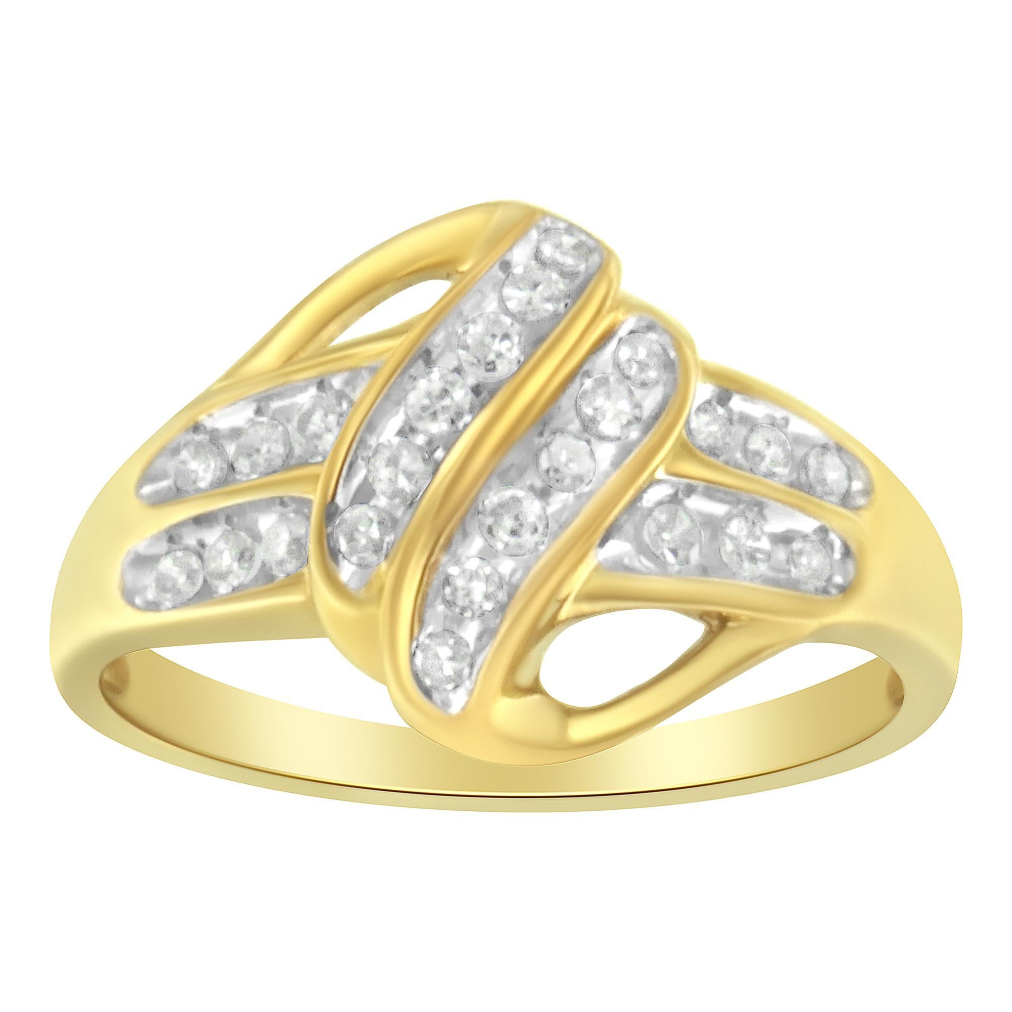 Questo splendido anello in stile floreale è realizzato in oro giallo a 10 carati e argento massiccio al 92,5%. I diamanti naturali, estratti dalla terra e tagliati a forma di tondo, sono incastonati in un gruppo di sette pietre a forma di fiore nel