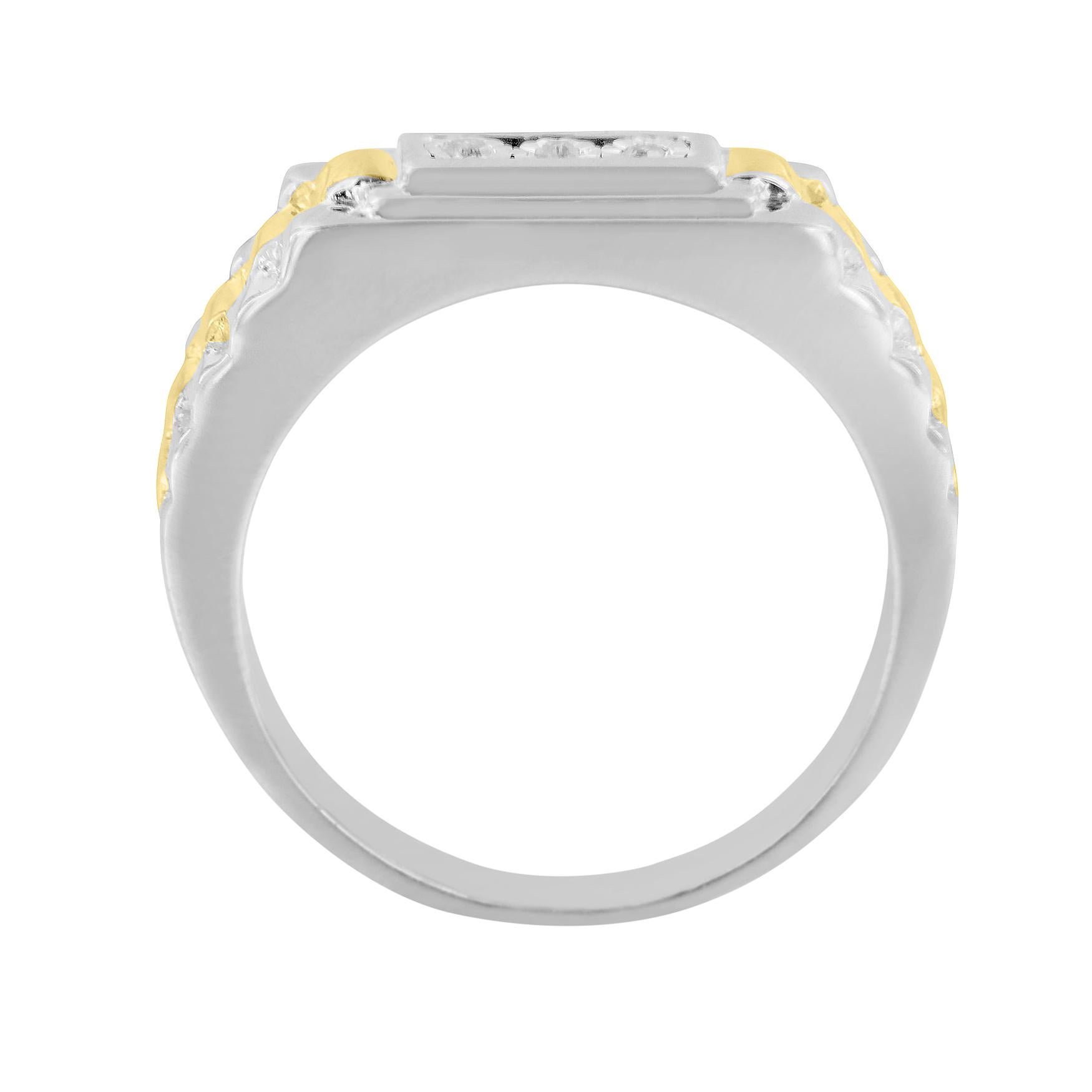 Nur für ihn, ein Diamantring, der genauso stilvoll und anspruchsvoll ist wie er. Dieses hübsche Band aus zweifarbigem 925er Sterling Silber ist mit einem Trio schimmernder Diamanten in einzigartigen Fassungen ausgestattet, die sie größer erscheinen