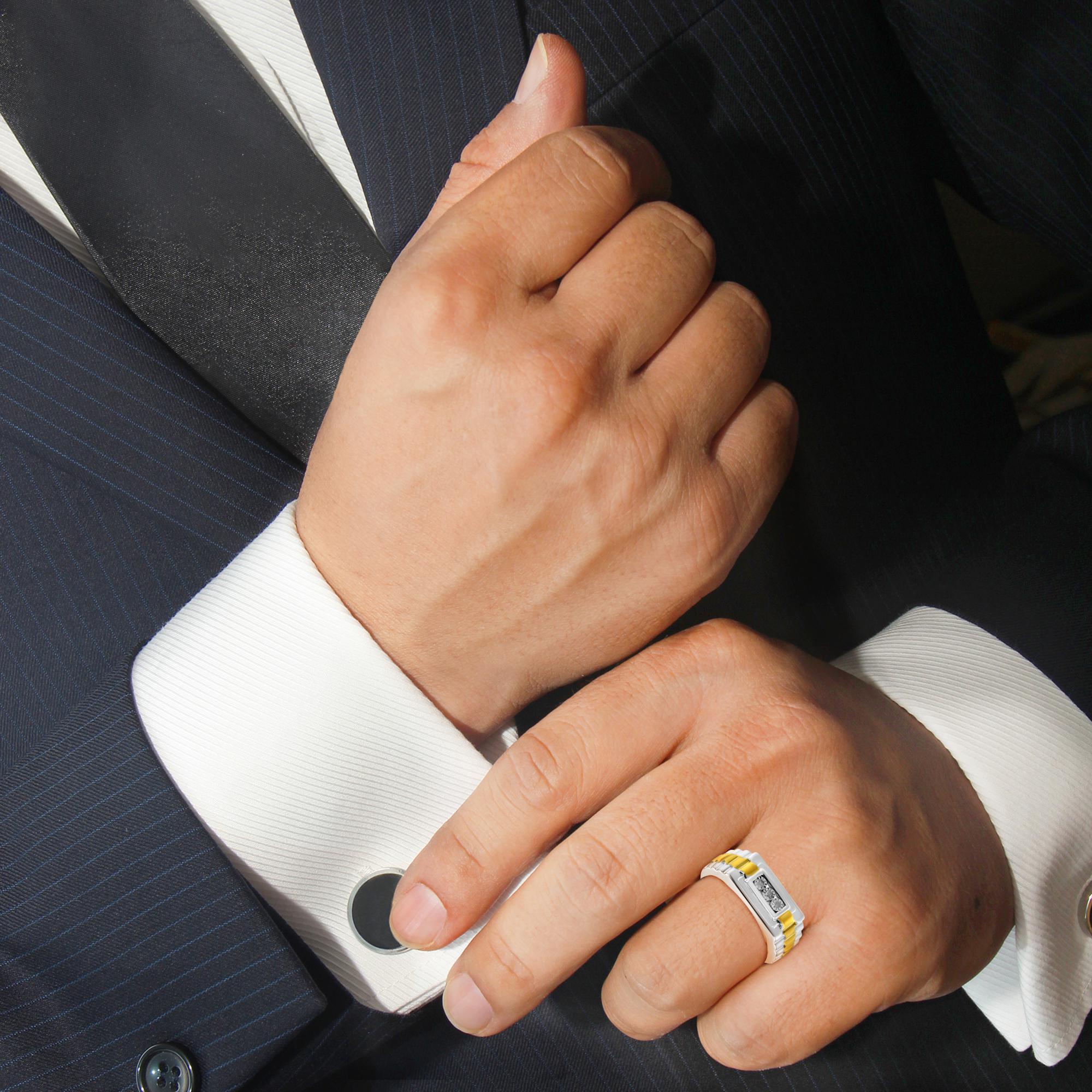 10K Gelbgold über Silber Diamant-Akzent 3 Stone Gentlemen's Fashion Ring im Zustand „Neu“ im Angebot in New York, NY