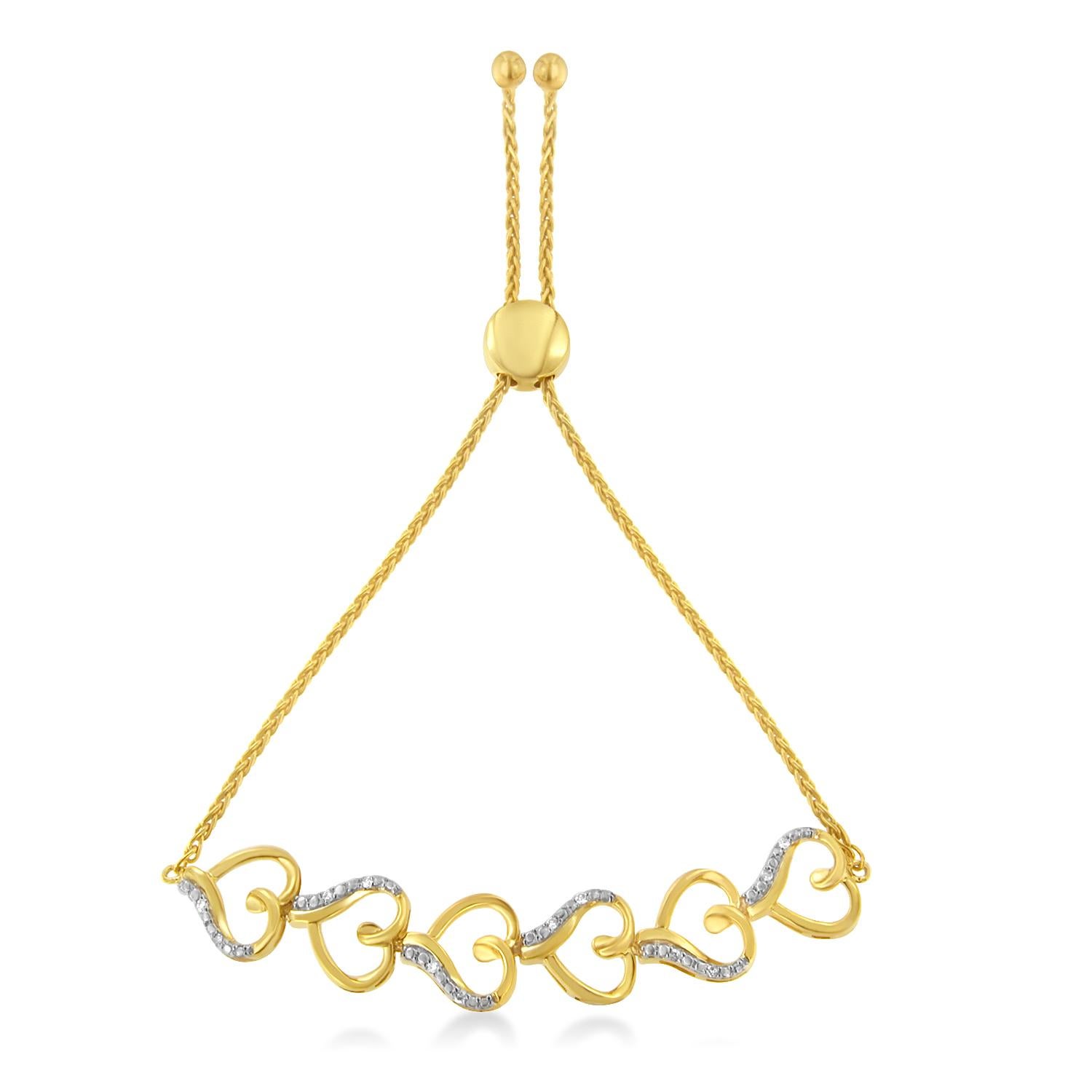 Esprimi il tuo affetto a lei con questo splendido braccialetto bolo. Elegante e senza tempo, questo splendido bracciale in argento 925 presenta una fila di sei maglie a cuore aperto con piccoli diamanti che si alternano ai lati di ogni cuore. La