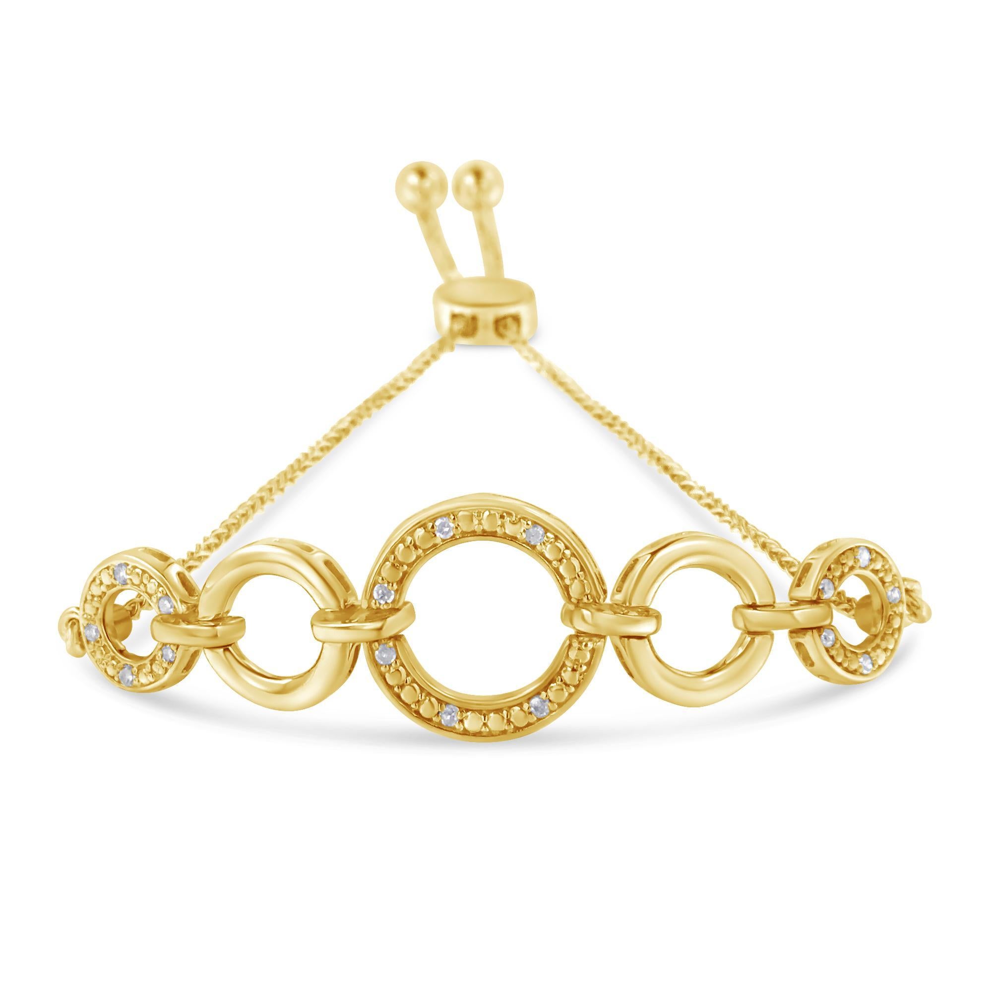Elegante e senza tempo, questo splendido bracciale bolo in argento 925 presenta una serie di cinque cerchi aperti graduati con maglie alternate tempestate di piccoli diamanti. La fila di maglie rotonde si trova tra due lunghezze di catena di grano.