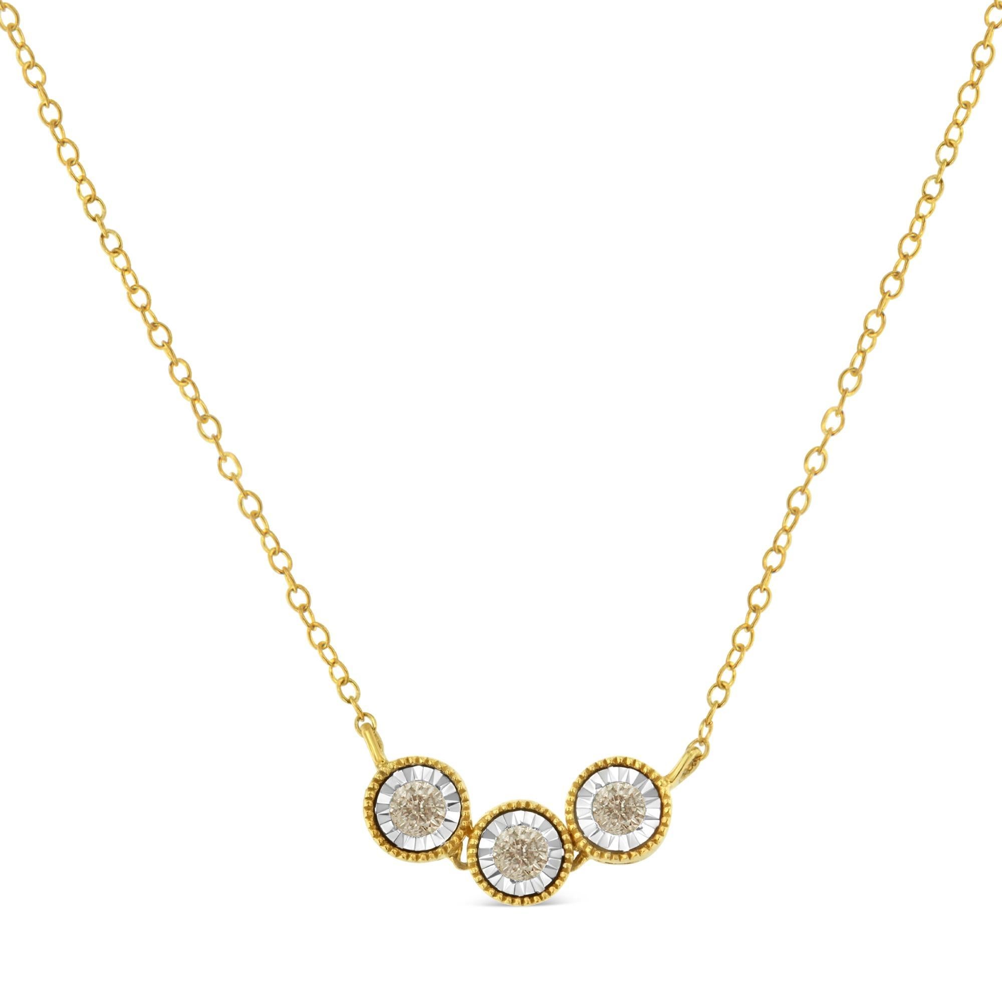 Una collana di diamanti con tre diamanti champagne incastonati lungo una catena sottile e delicata. L'incantevole design è impreziosito da una bordatura in milgrain che gli conferisce un tocco vintage. È realizzato in argento sterling bicolore e ha