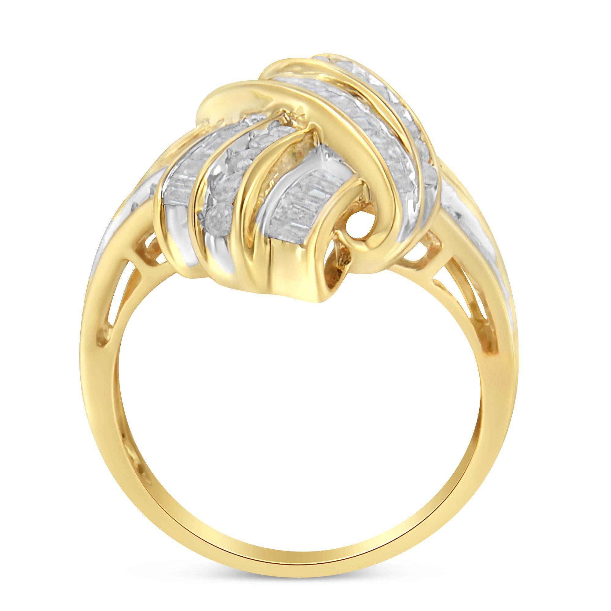 Este precioso anillo de nudo estilo lazo está elaborado en oro amarillo de 10 quilates con un destello de plata de ley del 92,5%. Los diamantes naturales extraídos de la tierra, tallados en forma redonda y baguette, están engastados en canales que