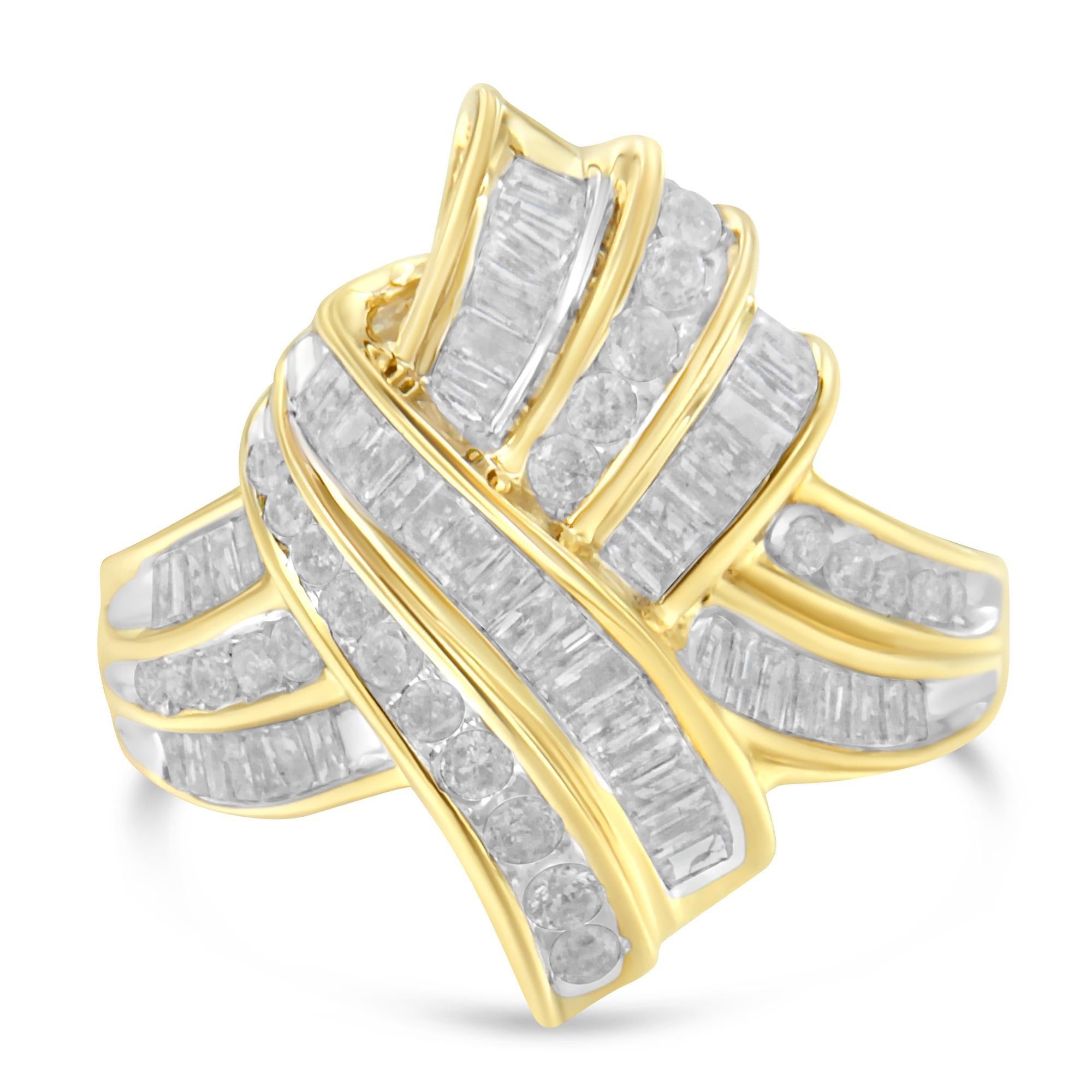 Anillo de oro amarillo de 10 quilates sobre plata de ley de 1,0 qt con nudo de diamantes en canal Moderno en venta