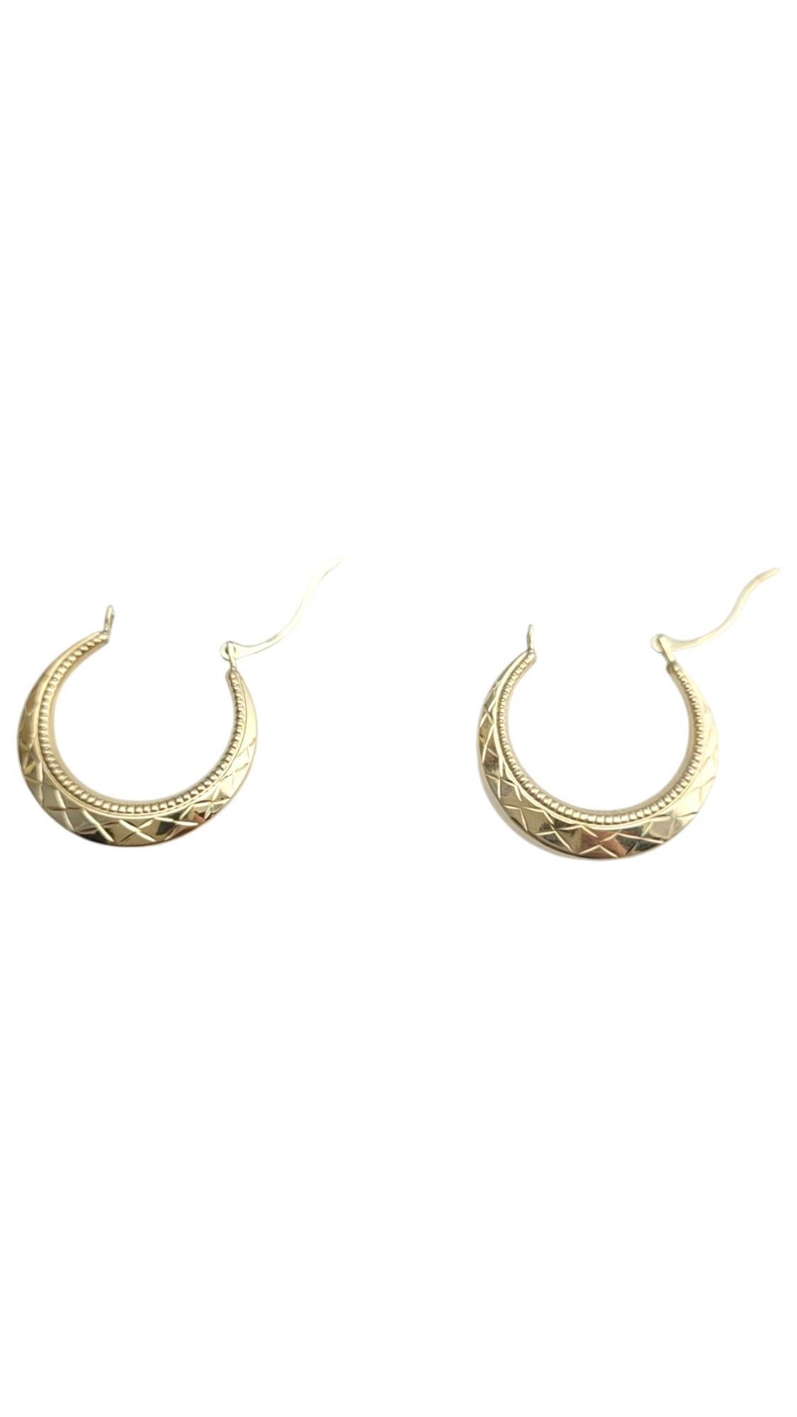 10K Yellow Gold Patterned Hoop Earrings #21110 In Good Condition For Sale In Washington Depot, CT