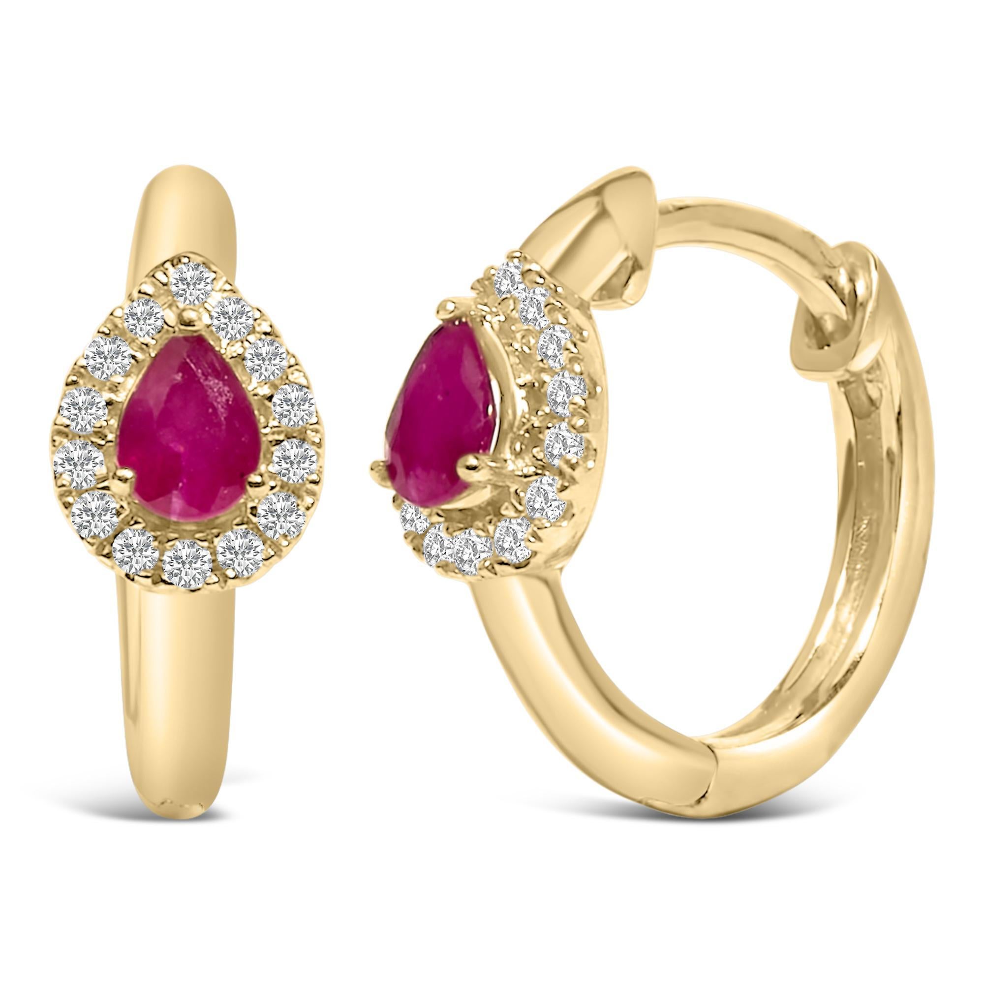 Deléitate con la elegancia atemporal de estos exquisitos pendientes, bellamente elaborados en radiante oro amarillo de 10 quilates. En el corazón de cada pieza hay un lustroso rubí rojo natural en forma de pera, de 4x3 mm, tratado con aceite para