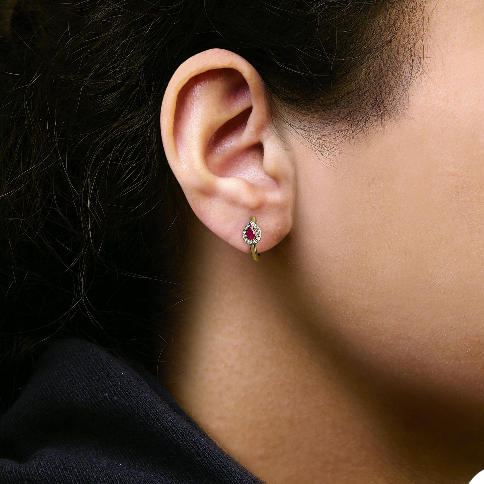 Pendientes Abrazados de Rubí Rojo Corte Pera de Oro Amarillo de 10K 4x3mm y Diamante de 1/10 Cttw Corte pera en venta