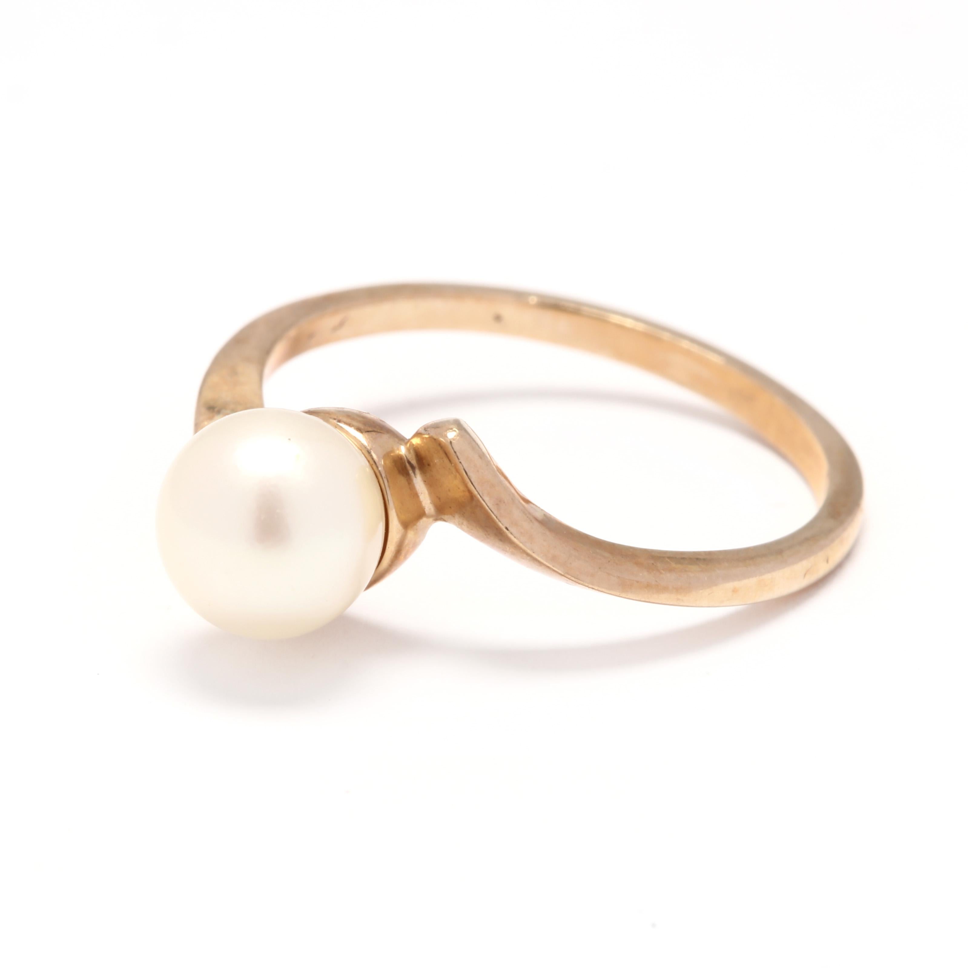 10 Karat Yellow Gold and Pearl Bypass Solitaire Ring In Good Condition In McLeansville, NC