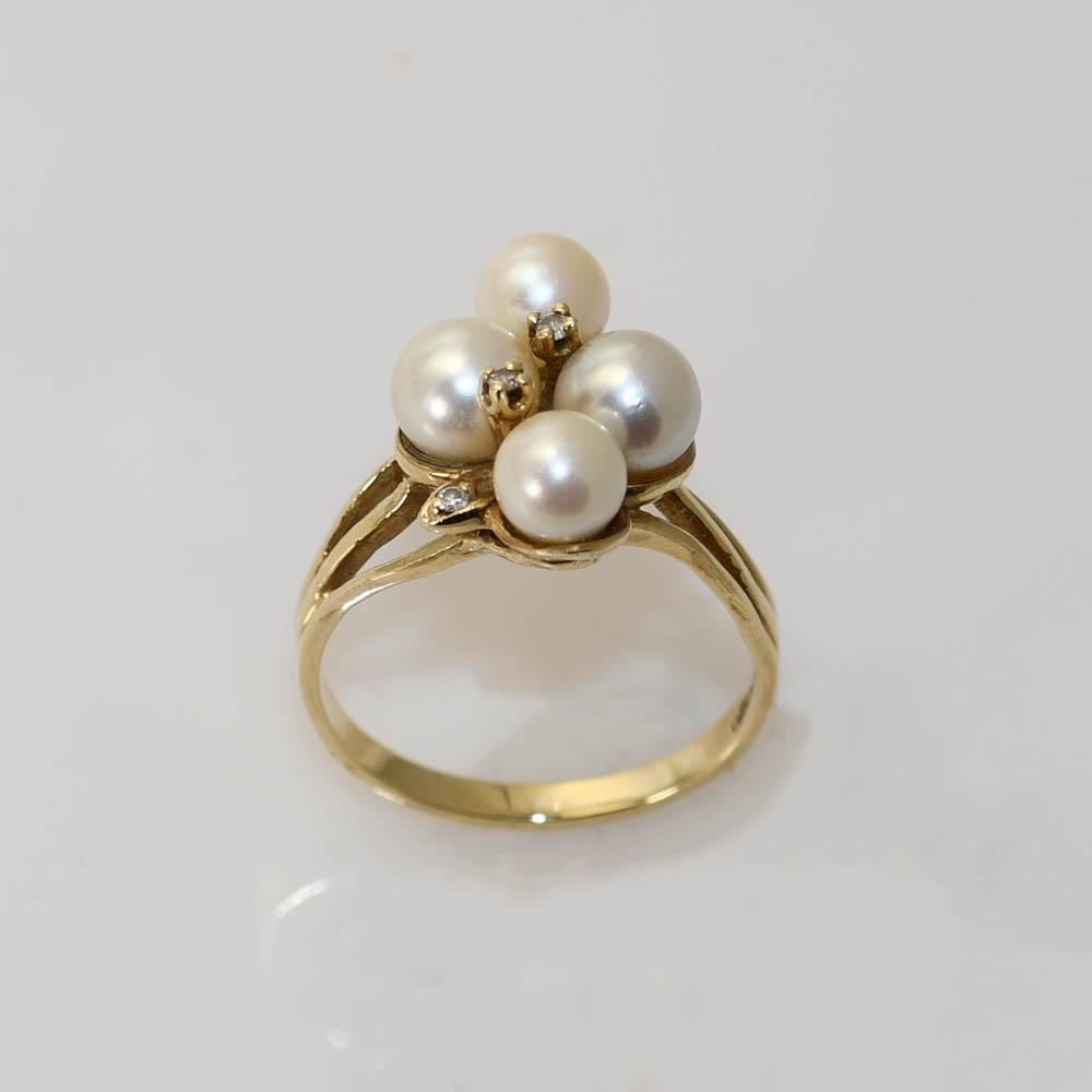 Bague en or jaune 10k avec perles et diamants.
Estampillé 10k sur la bande.
Poids : 4,6 g.
Taille 8.
