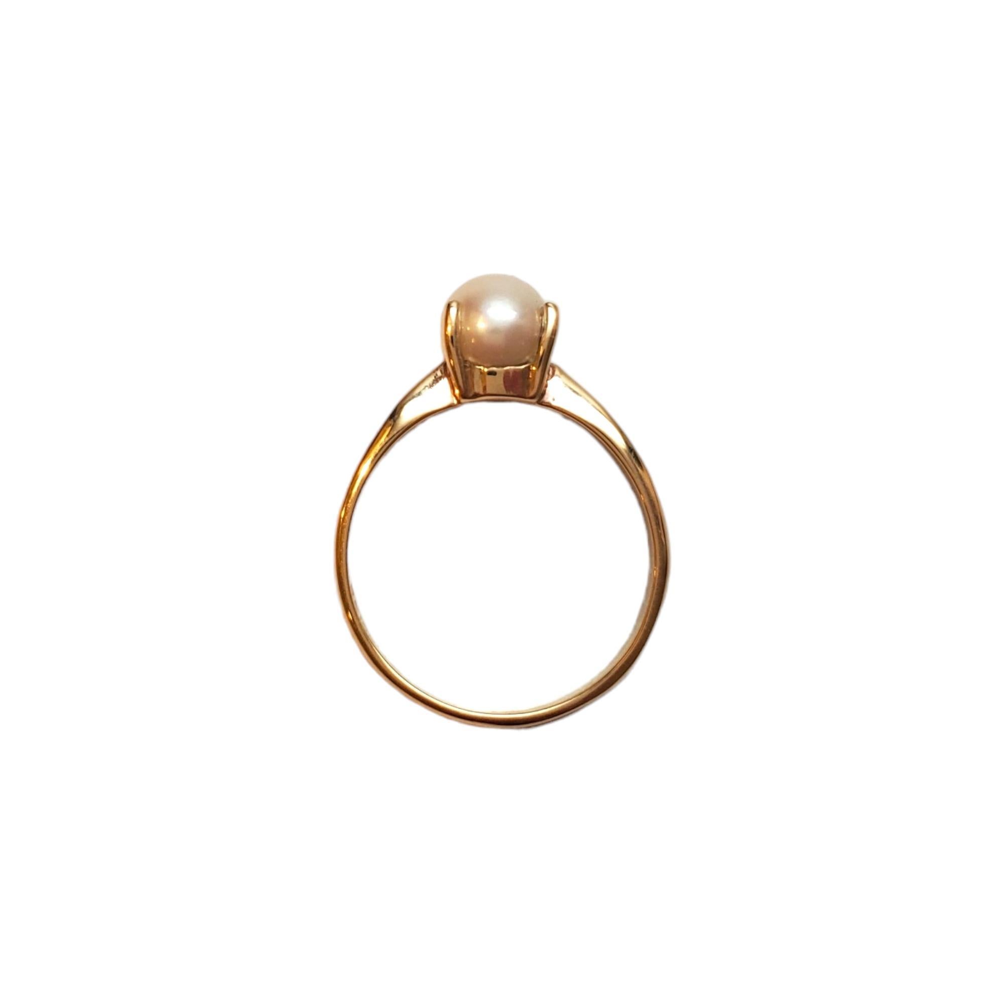 10K Yellow Gold Pearl Ring 

This gorgeous ring is a classy addition to your collection. 

Size: 7mm X 7mm X 8mm

Weight: 1.52 dwt/  2.36g

Number of stones: 1 pearl approx. 7mm

Size: 7.5

Marked: R & F 10K 

AD060324/17KCS