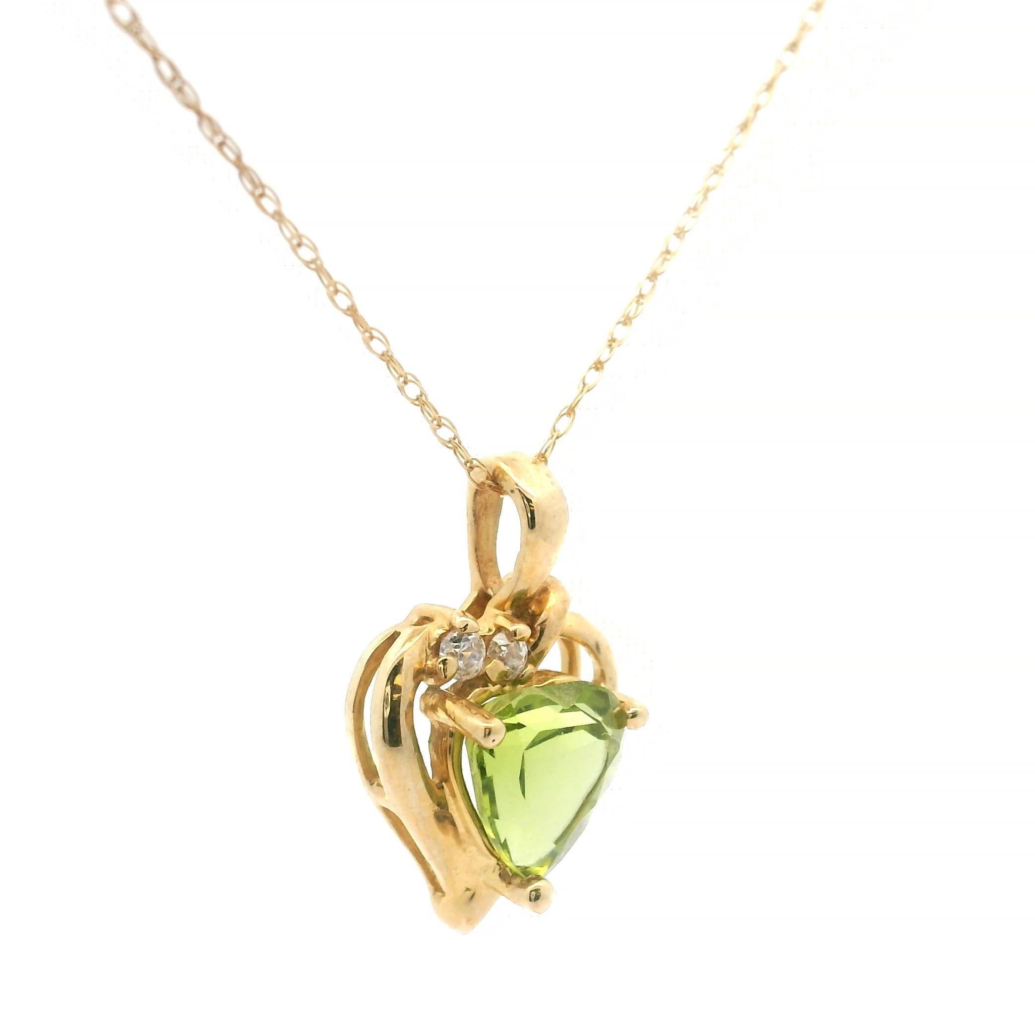 Zustand:  Ausgezeichneter Condit, Professionell gereinigt und poliert
Metall: 10k Gold (markiert und professionell getestet)
Gewicht: 1,7 g
Länge der Halskette: 18 Zoll
Edelstein:  Peridot im Herzschliff  
Diamanten:  Natürliche Diamanten im