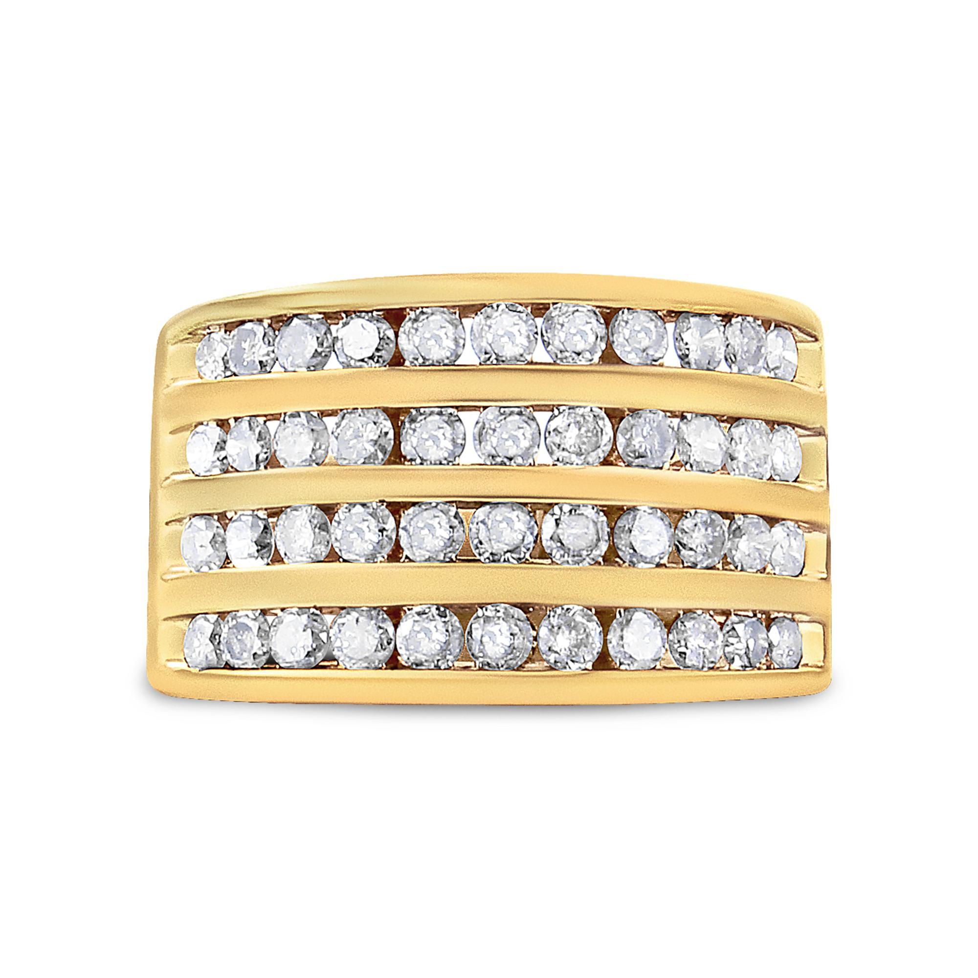 Complément idéal de votre collection de bijoux éternels, cet anneau à 4 rangs est fabriqué en argent sterling véritable .925 et plaqué d'or jaune 10k, un métal qui ne ternira pas pendant des années. D'un poids total impressionnant de 1 1/2 c.t.,