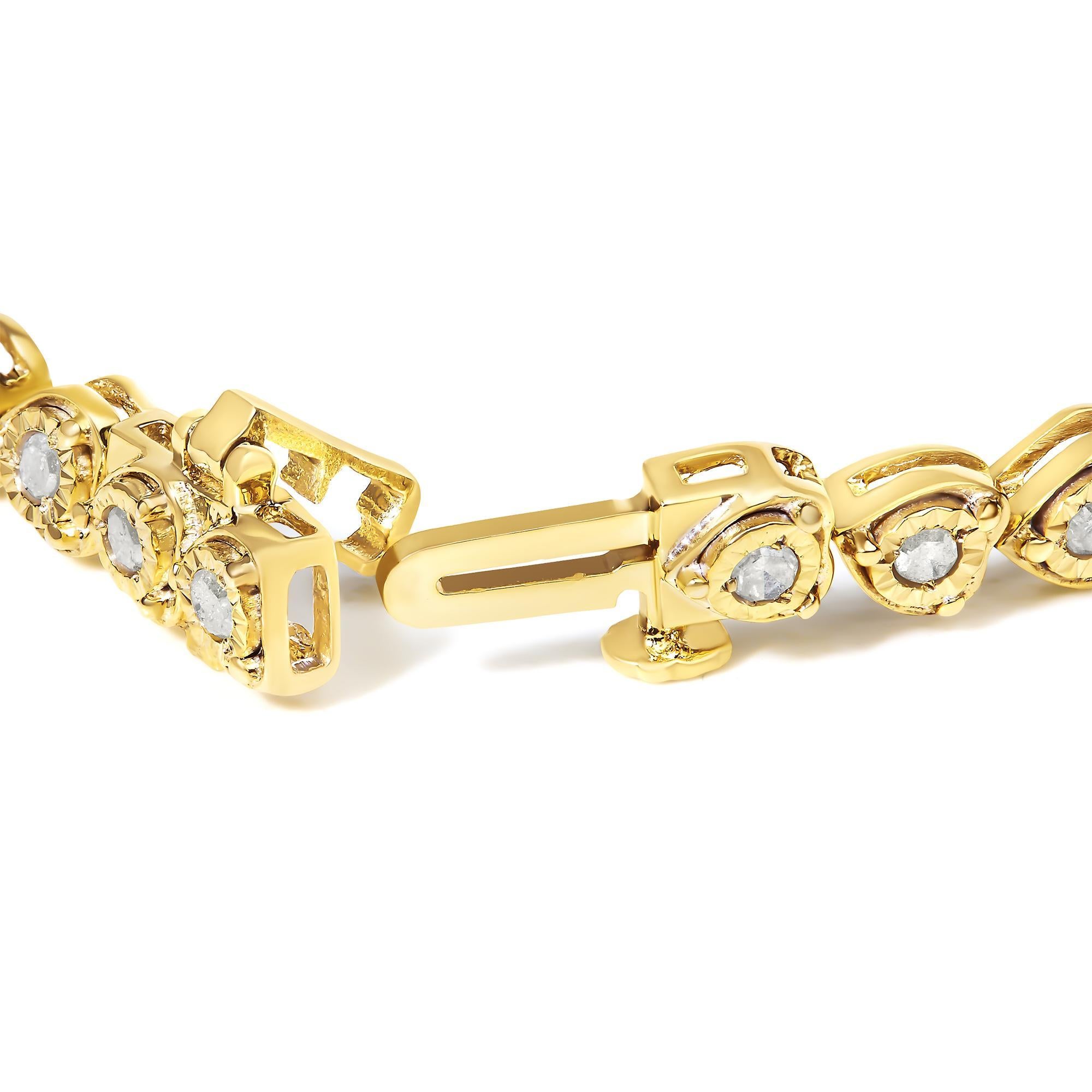 Questo splendido bracciale tennis in argento 925 placcato in oro giallo ha un peso totale di 1,0 carati con 40 diamanti rotondi a taglio rosa. Il bracciale tennis ha maglie a forma di cuore con diamanti al centro di ogni maglia. L'esclusiva