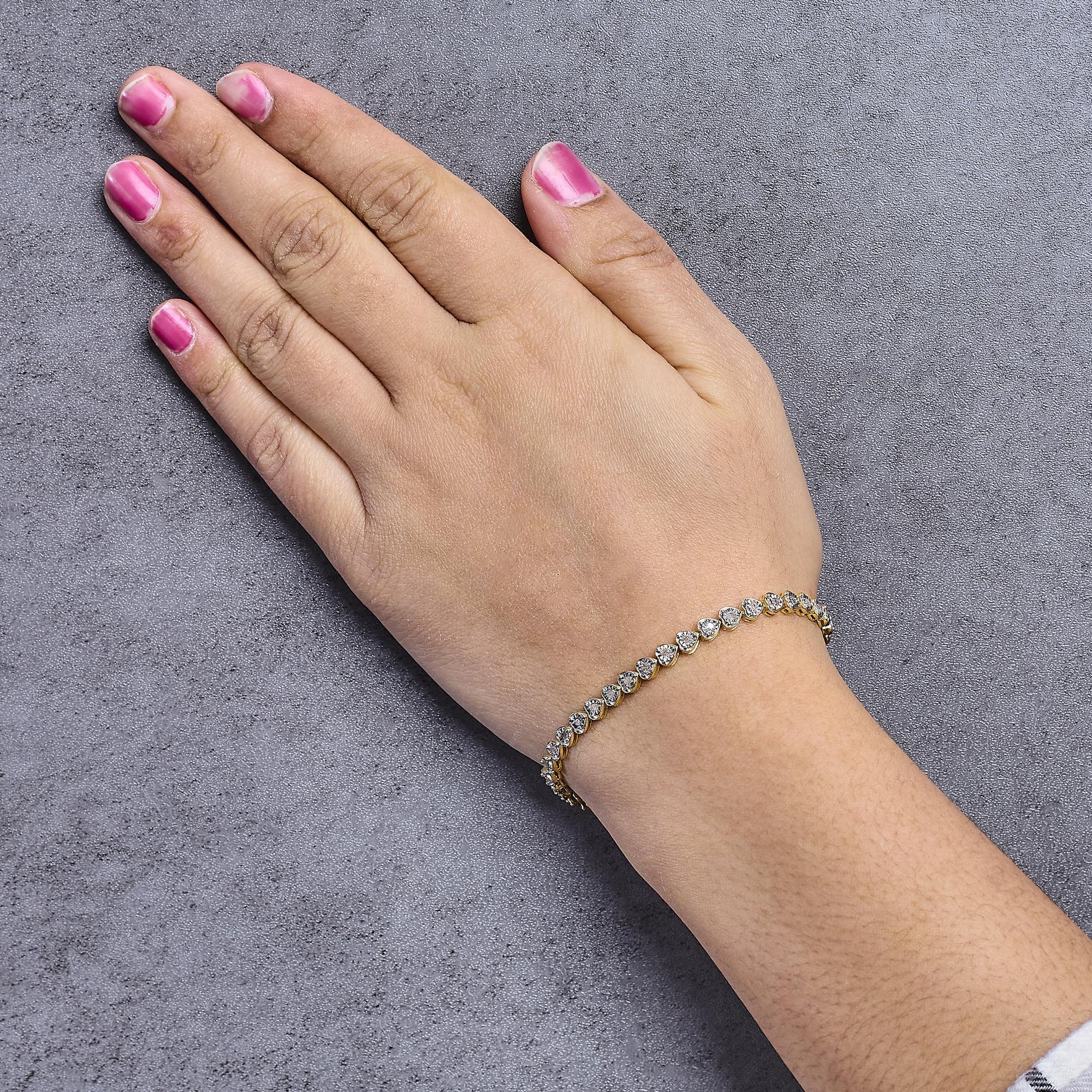 Bracciale con cuore in argento 925 placcato oro giallo 10K e diamanti da 1,0 ctw In condizioni Nuovo in vendita a New York, NY