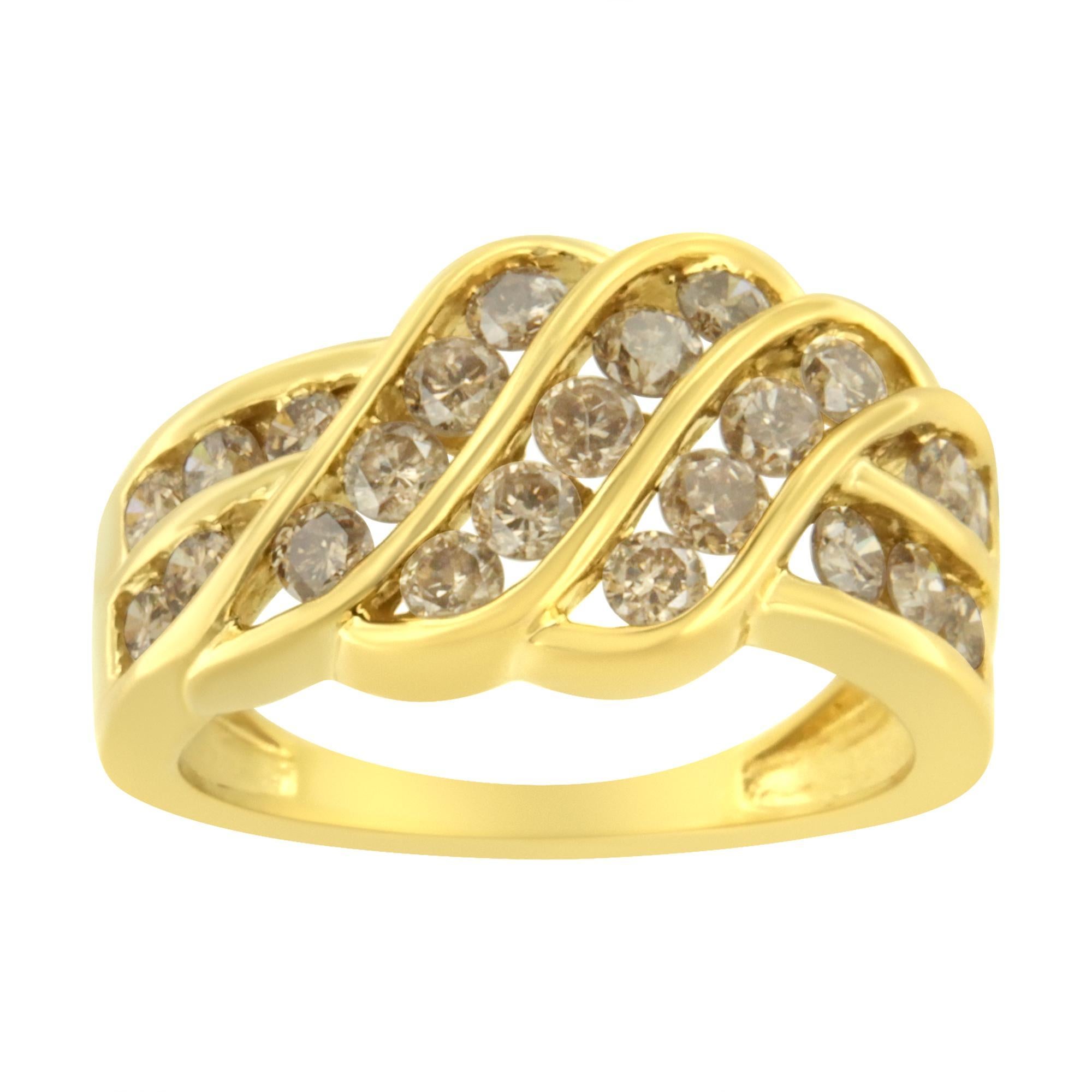 Ajoutez un peu d'éclat à votre tenue avec cette magnifique bague en argent sterling plaquée or jaune 10k et ornée de diamants. Des diamants ronds scintillants en serti clos incrustent des formes de vagues douces qui semblent se croiser sur un anneau
