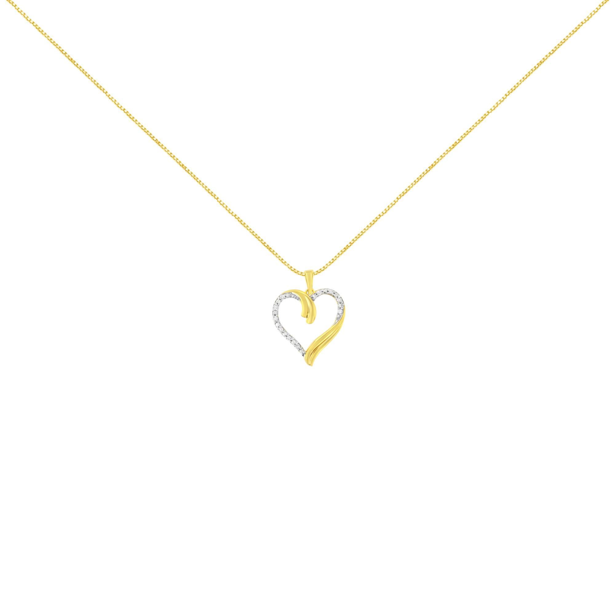 Conçu en argent sterling plaqué or jaune 10k, ce pendentif en forme de cœur ouvert à ruban est orné de diamants ronds étincelants. Le pendentif en diamant de 1/10ct TDW est suspendu à une chaîne en forme de boîte qui se ferme à l'aide d'un fermoir à