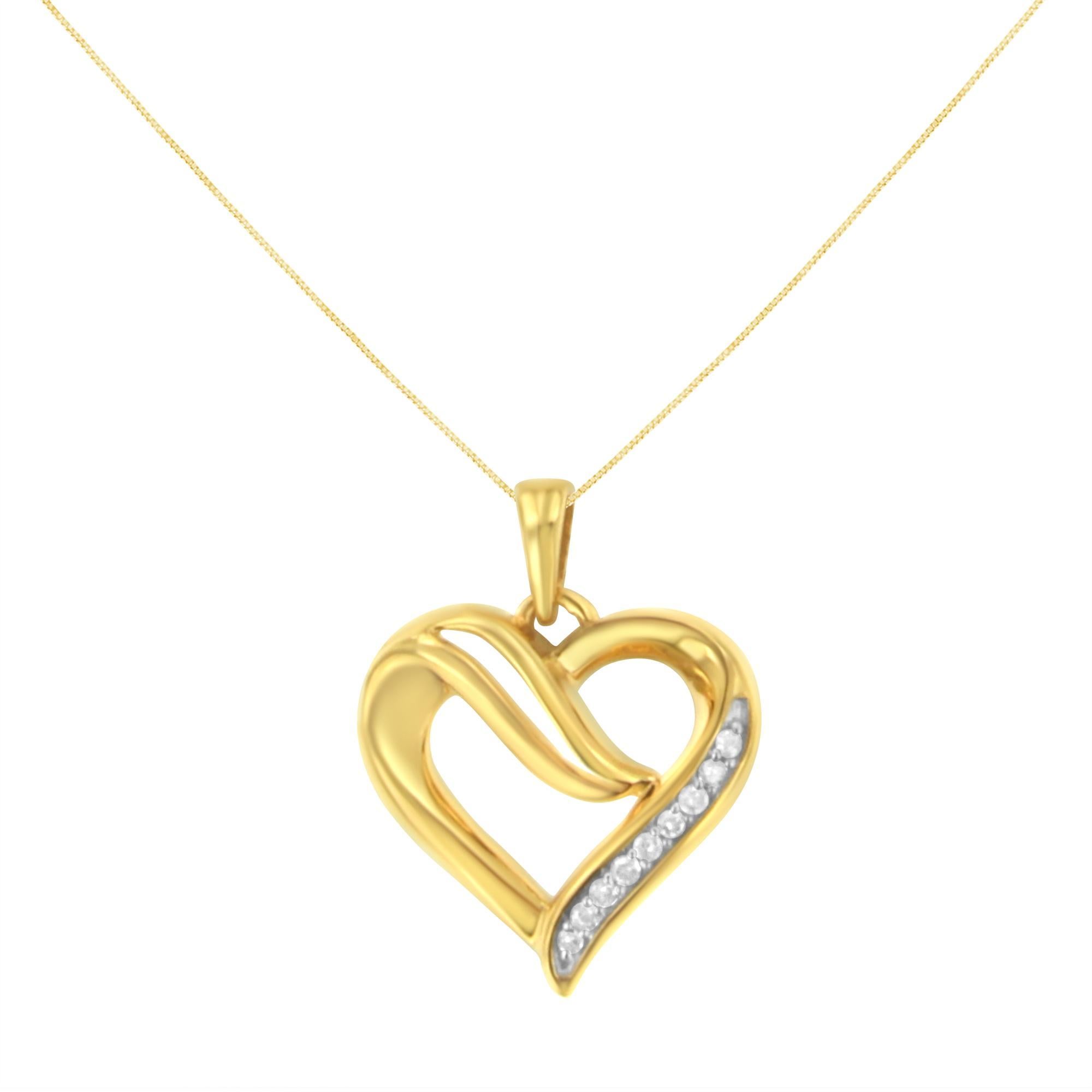 Célébrez un être cher avec ce superbe collier à pendentifs en diamants. Le pendentif a une forme de cœur ouvert asymétrique et ondulé, avec neuf diamants ronds, taille rose, de qualité promotionnelle, sertis sur un côté du cœur. Les diamants de