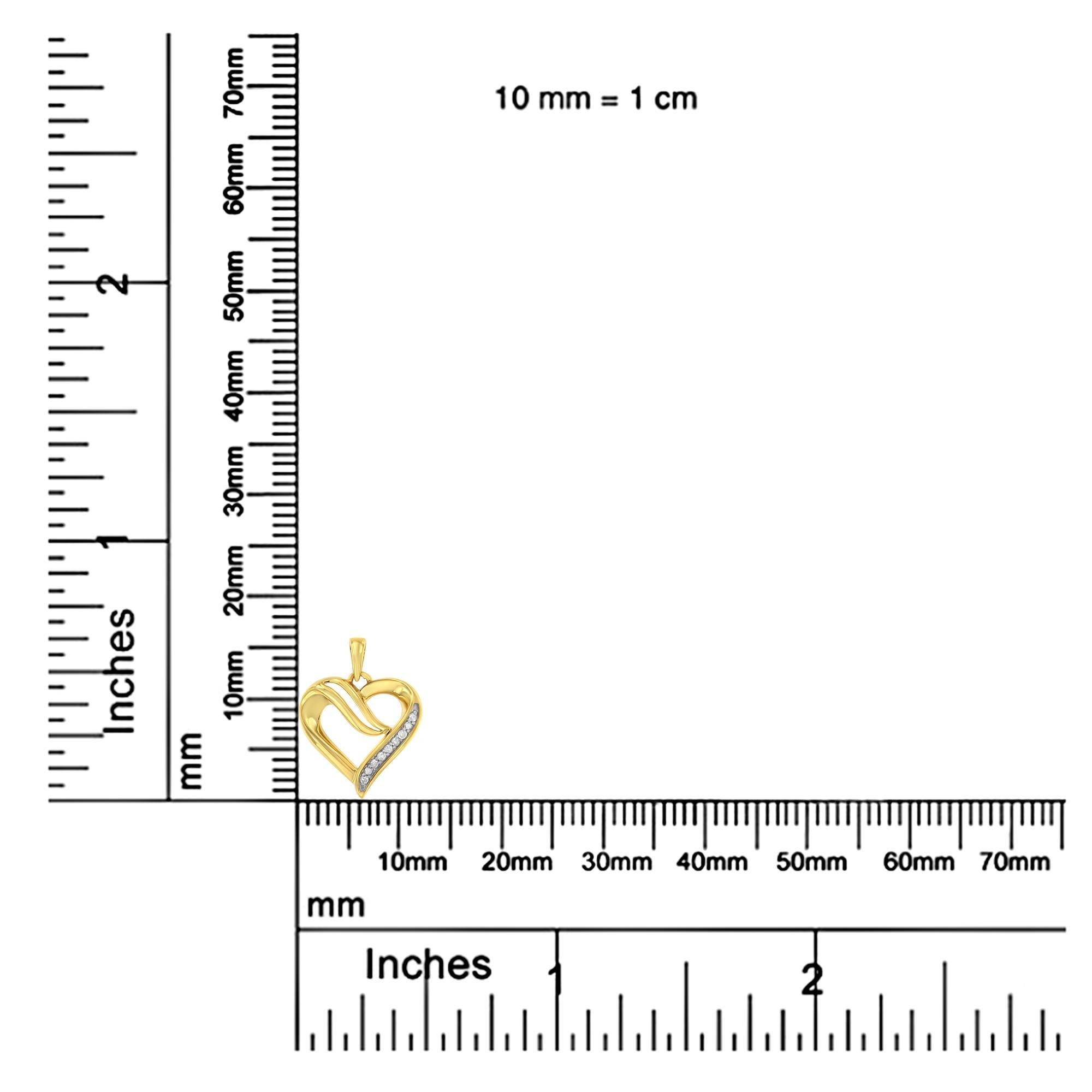 Collier pendentif cœur en or jaune 10 carats plaqué argent sterling et diamants 1/10 carat au total Neuf à New York, NY