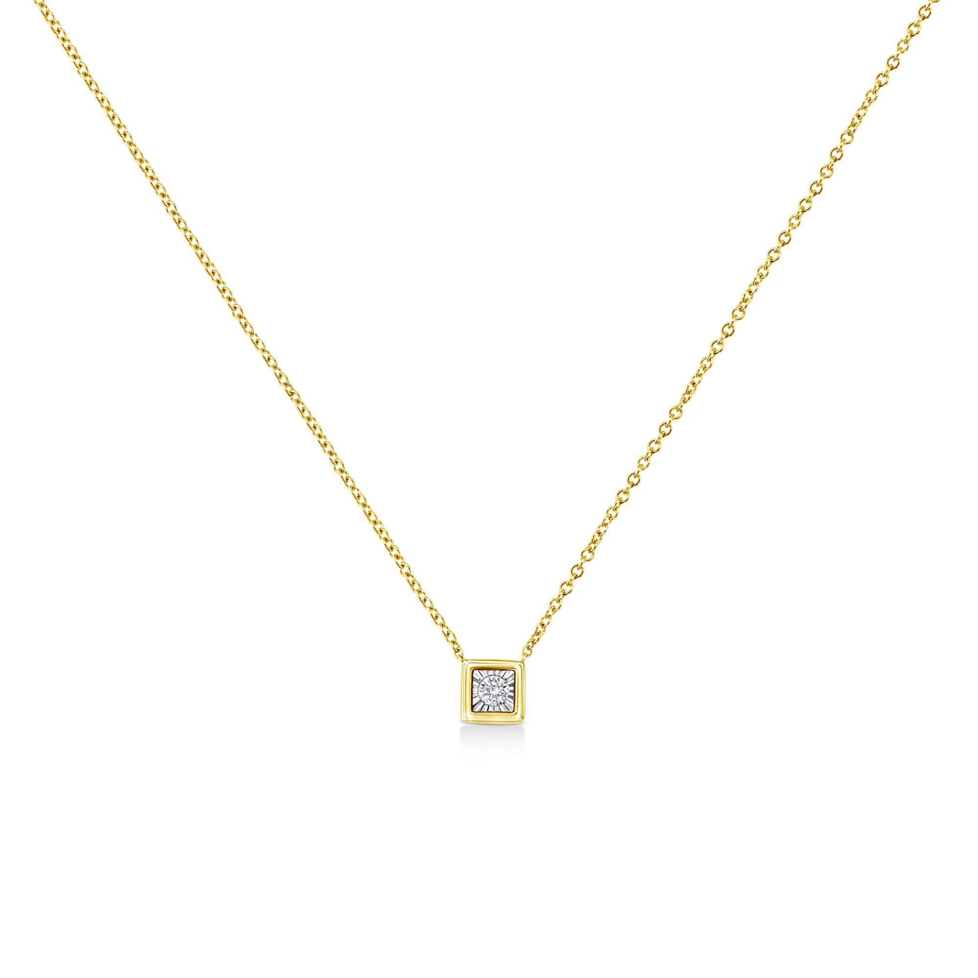 N'avons-nous pas toutes rêvé de nous préparer comme une reine pour ce jour spécial ? Ce collier à pendentifs en diamants de forme carrée est conçu pour la reine qui sommeille en vous. Ce pendentif en argent plaqué or jaune 10k et en argent 925 est