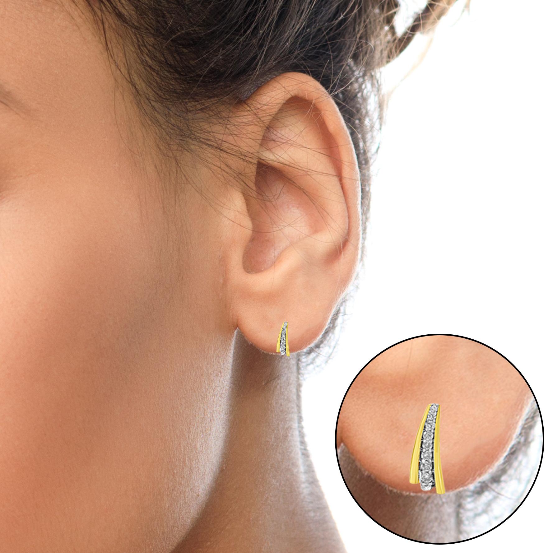 Taille ronde Boucles d'oreilles huggies plaquées or jaune 10 carats et argent sterling avec diamants de 1/2 carat en vente