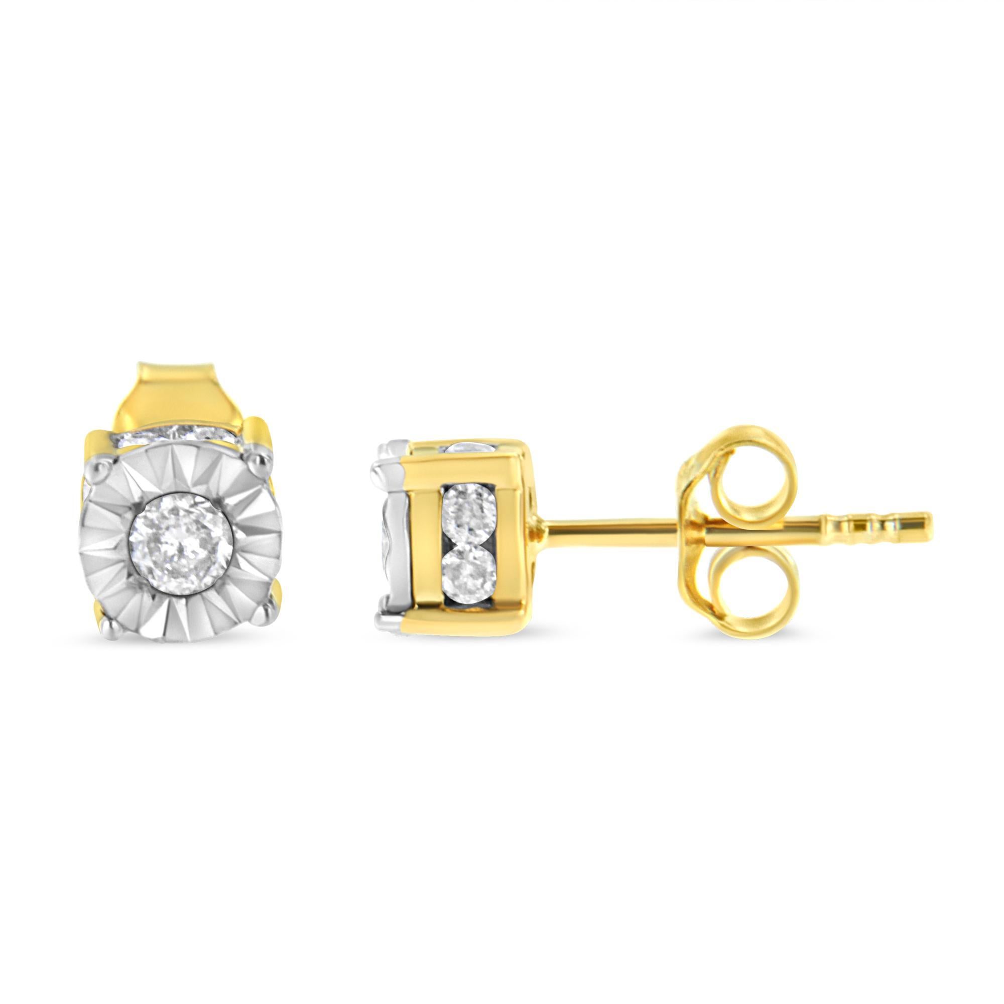 Hai trovato il tuo accessorio per tutti i giorni con queste bellissime borchie in argento 925 placcato oro giallo 10k impreziosite da diamanti naturali e scintillanti. Ogni orecchino è incastonato con un diamante di taglio rotondo in una montatura a