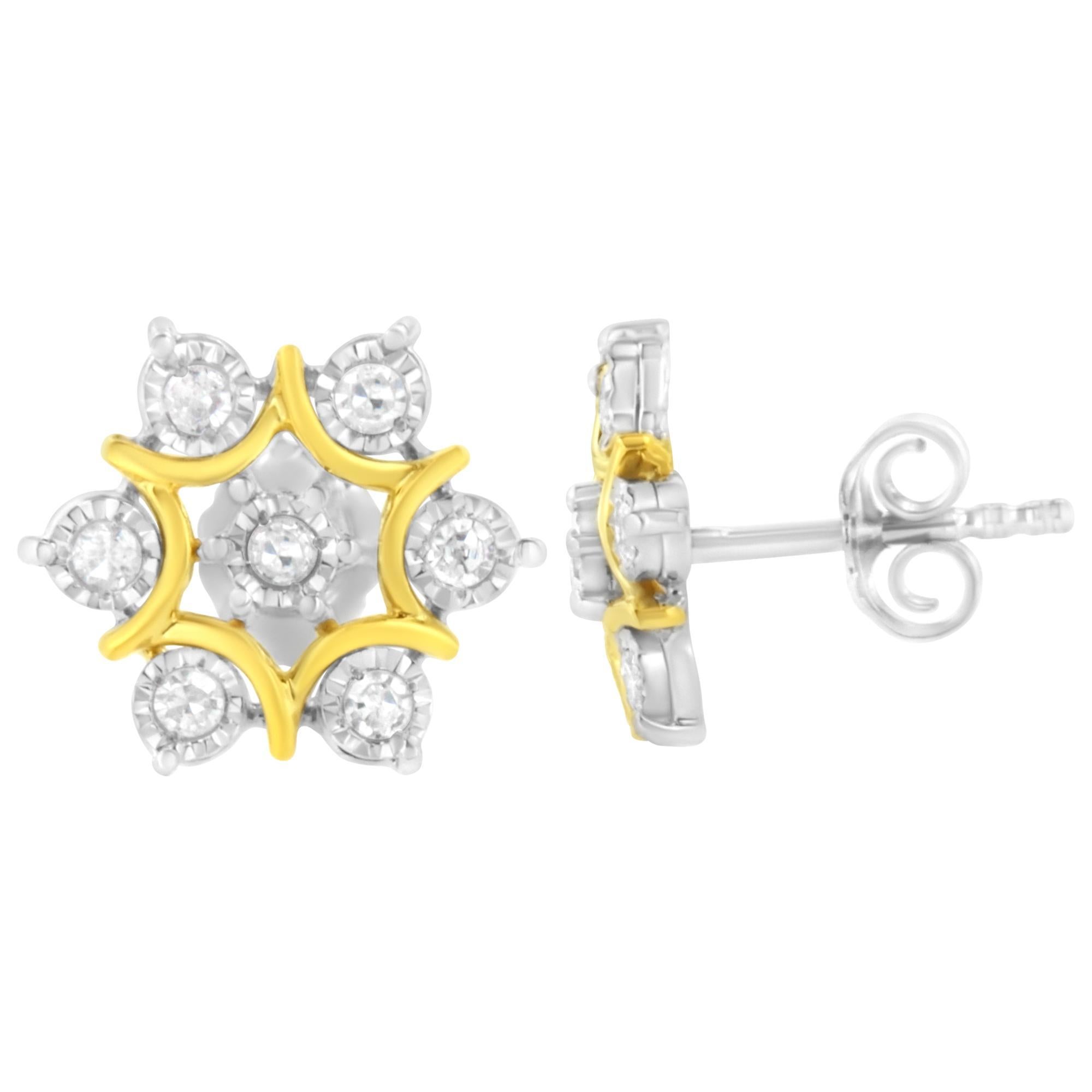 Ces boucles d'oreilles en argent sterling plaqué or jaune 10k sont un véritable chef-d'œuvre. Inspirées par la Nature, ces boucles d'oreilles ressemblent à un flocon de neige. 7 diamants ronds sont sertis dans les espaces créés par un ruban d'or