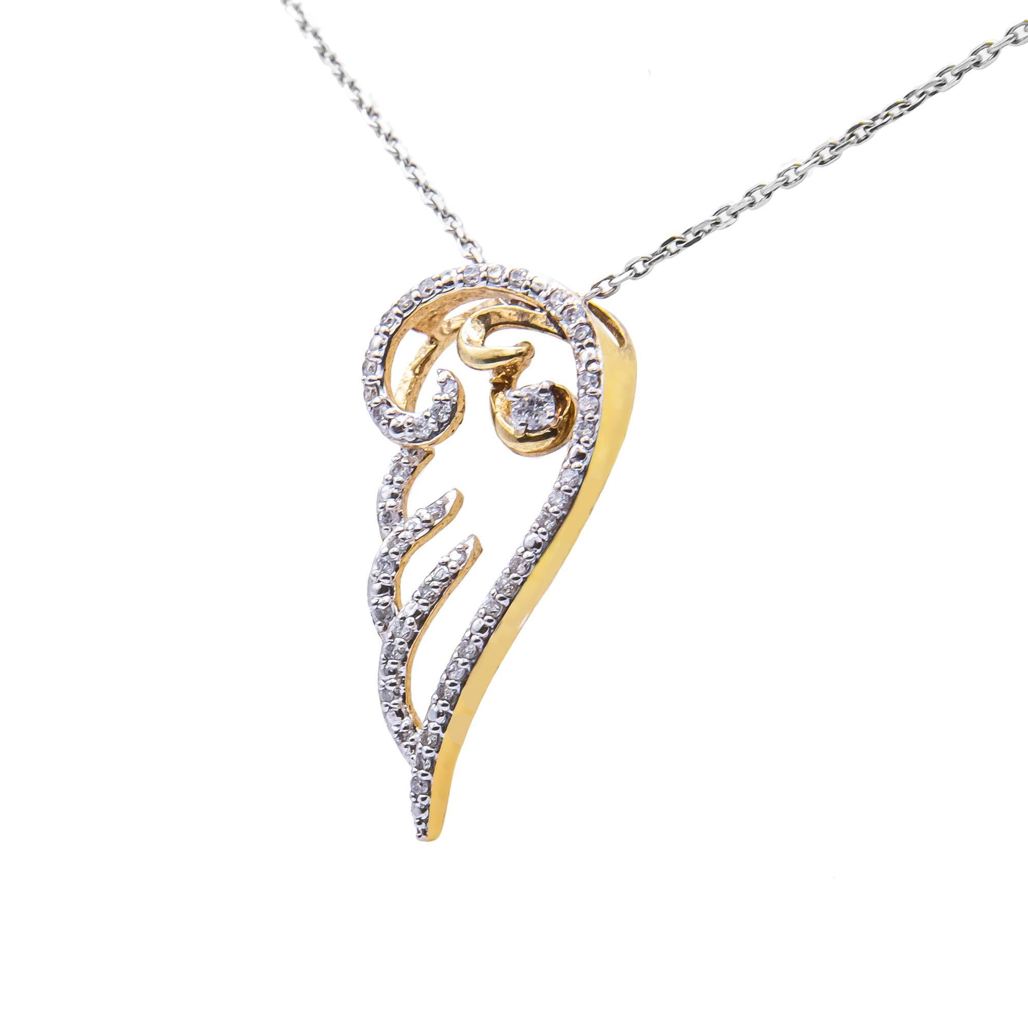 Montrez votre côté angélique avec ce superbe pendentif aile d'ange en argent sterling .925 recouvert d'or jaune 10K et orné de diamants. Ce pendentif en forme d'aile est orné d'une bordure de diamants étincelants et d'une pierre supplémentaire de