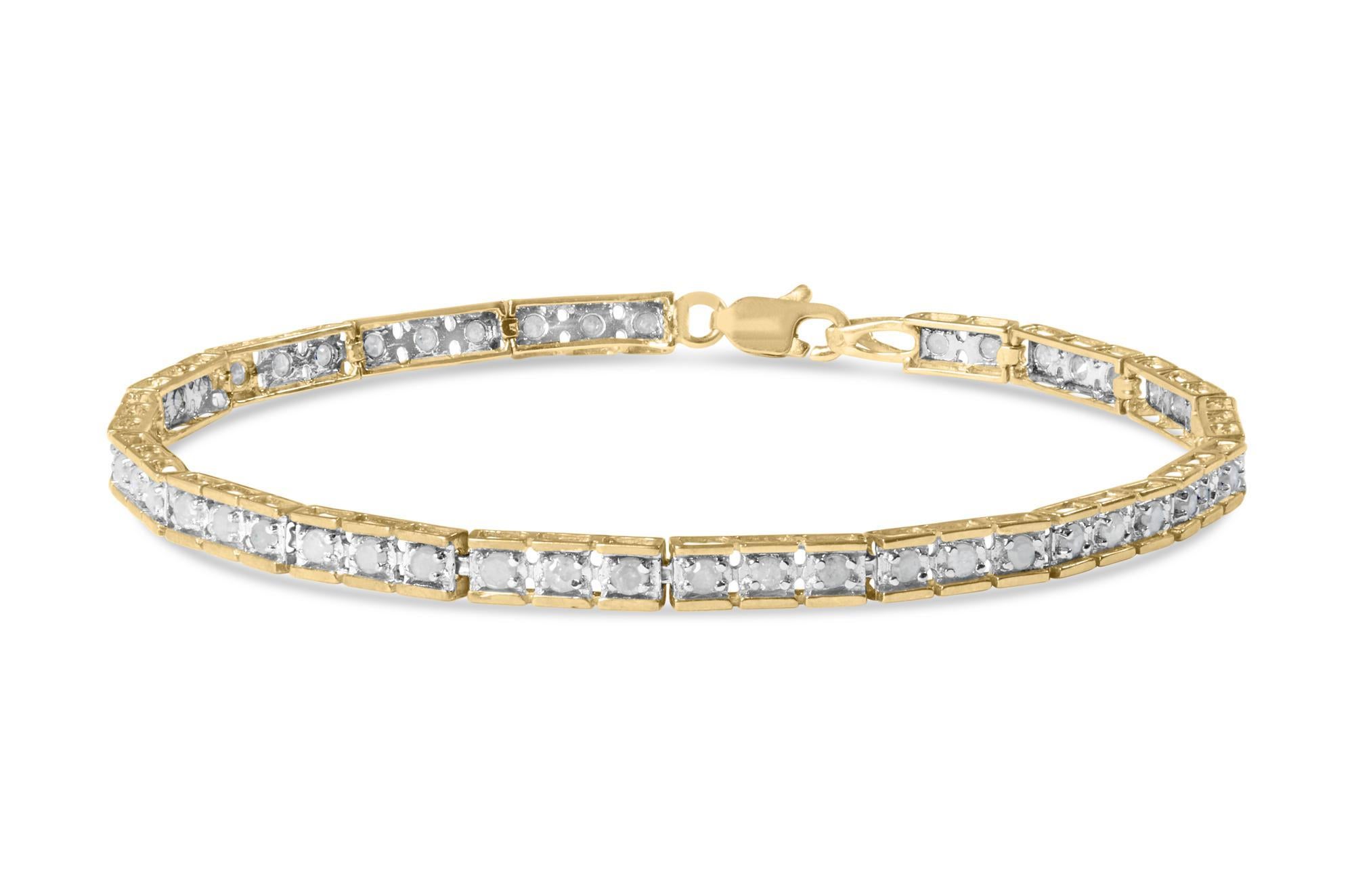 Elegante e senza tempo, questo bracciale tennis in argento sterling presenta un peso totale di 1,0 carati di diamanti rotondi a taglio brillante, per un totale di ben 50 pietre. Il bracciale tennis ha maglie multiple incernierate che consistono in