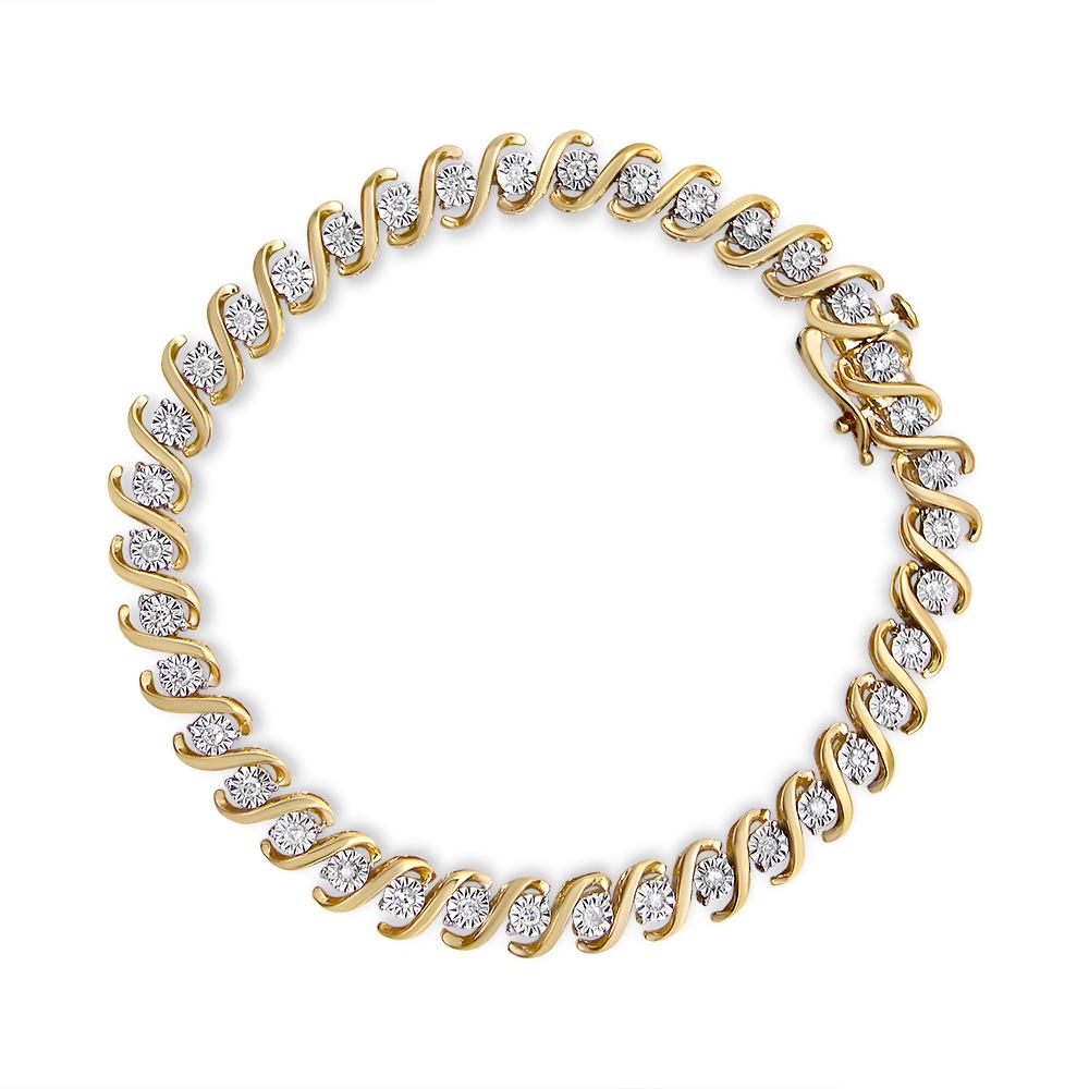 Exprimez vos sentiments à son égard avec ce magnifique bracelet de mode. Conçu avec classe, le bijou est composé d'argent sterling. Il est en outre plaqué en finition jaune pour un charme supplémentaire. Ce bracelet est élégamment orné de diamants