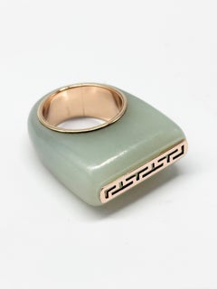 10K yellow gold ring set with green jade