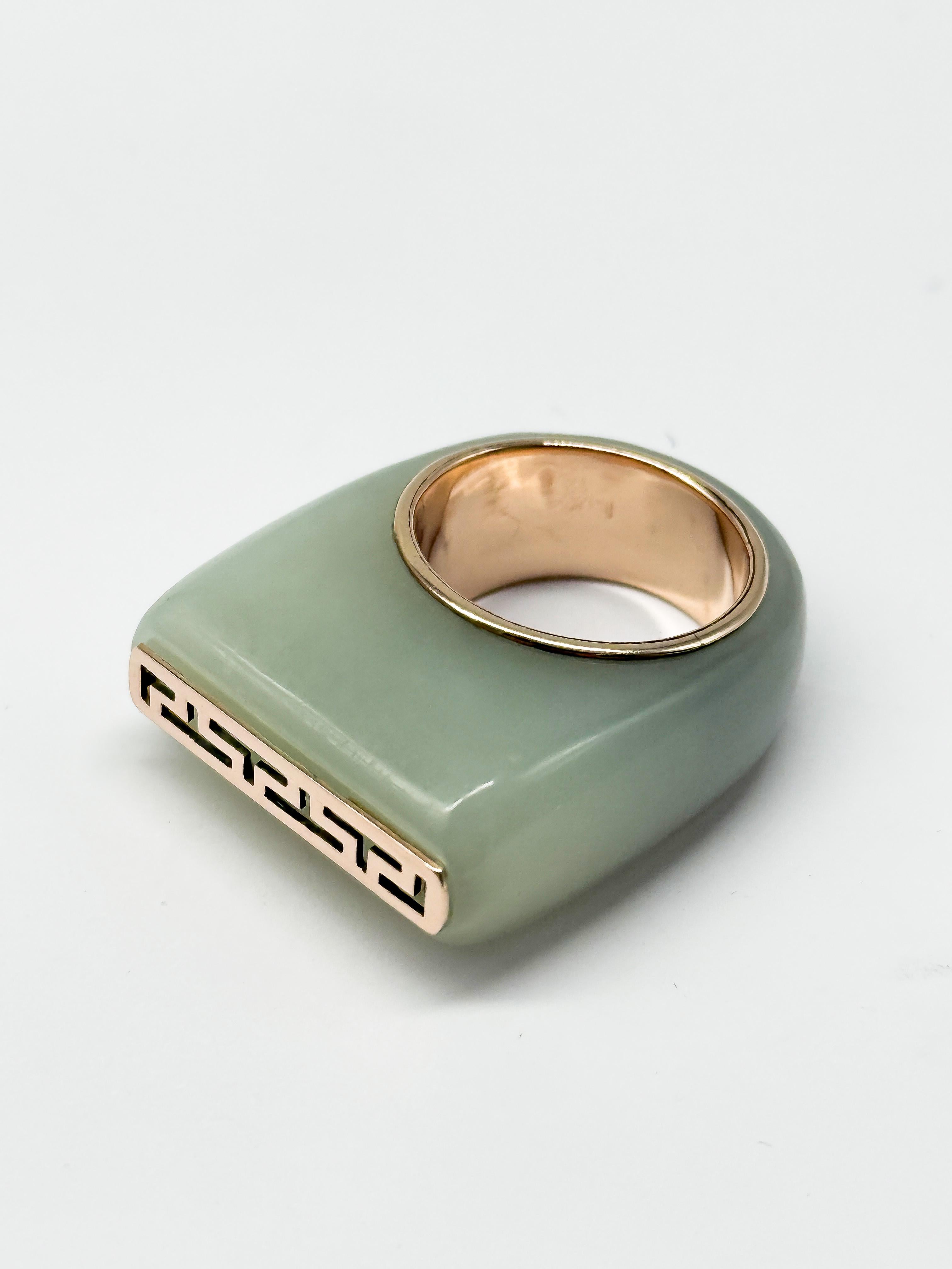 10K yellow gold ring set with green jade im Angebot