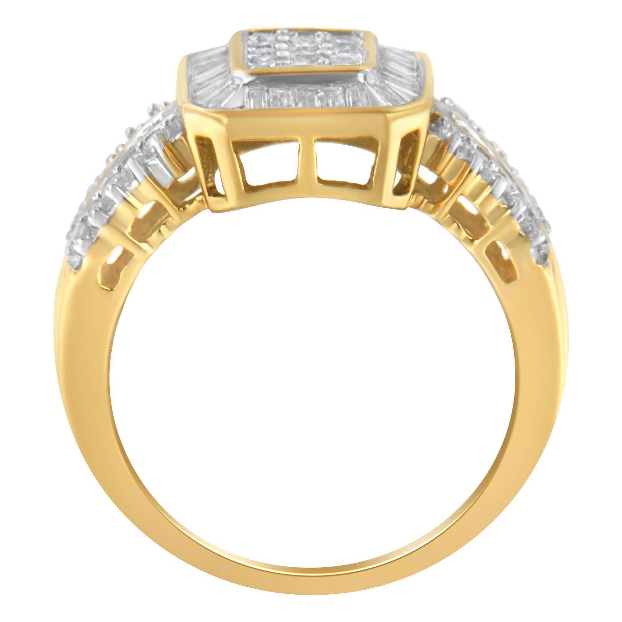 Cette bague à grappes de diamants brille par son design central composé de trois rangées verticales de diamants ronds de taille brillant, entourées d'un halo de baguettes de diamants. La forme rectangulaire imite le design classique de la taille