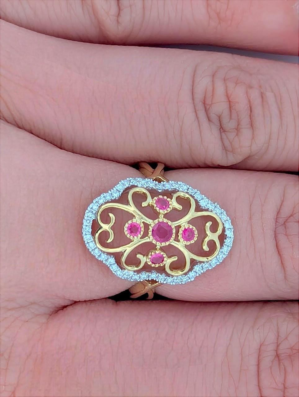 Ricco di colori e di significato, questo anello con rubino e diamante in oro giallo 10k di Mountain Song Jewell è una straordinaria celebrazione di amore, passione ed eleganza. Con un totale di .40 CT di rubini naturali abbinati a .25 CTW di