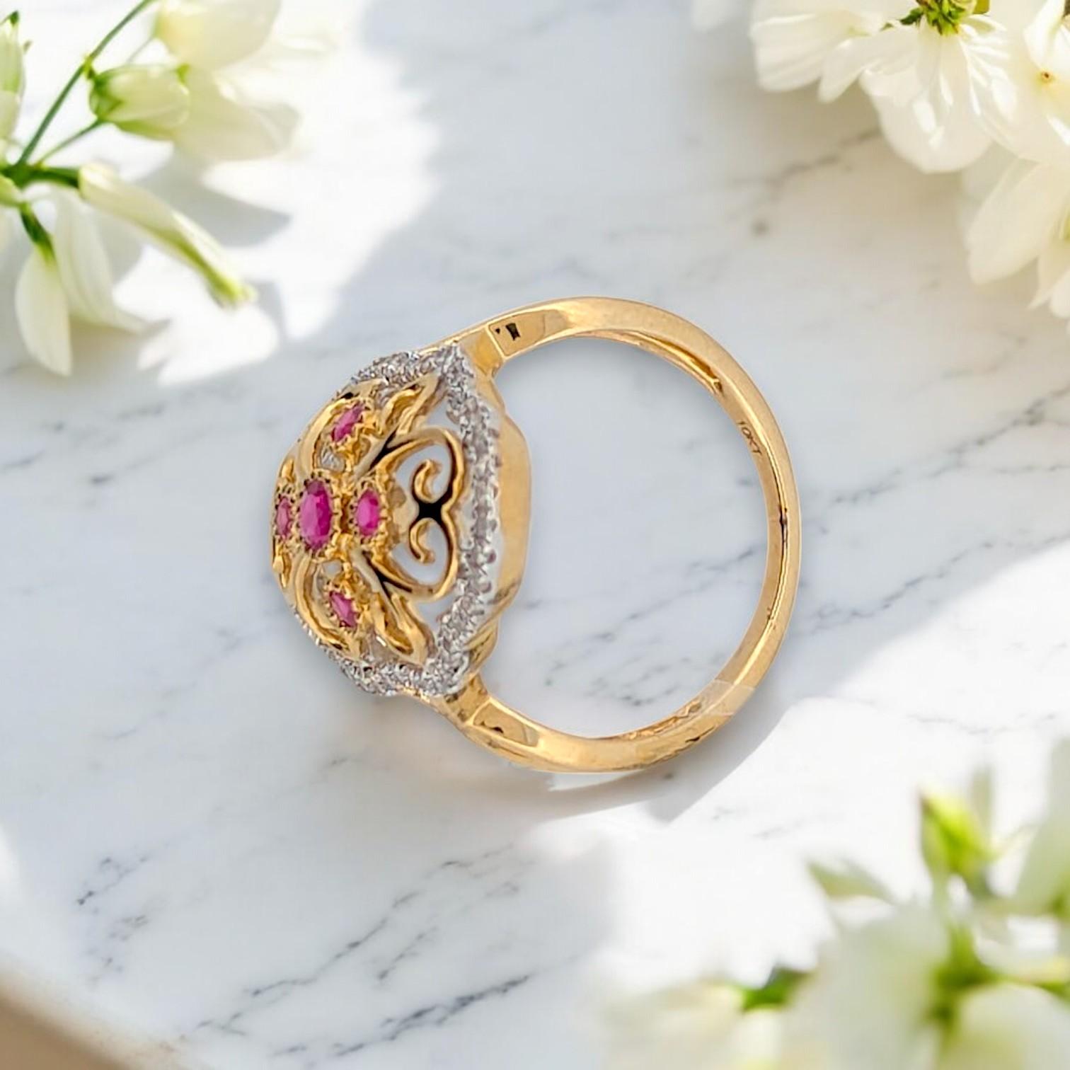 Moderno Sylvie  Anello in oro giallo 10k con rubini e diamanti e .40 CT di rubini naturali in vendita